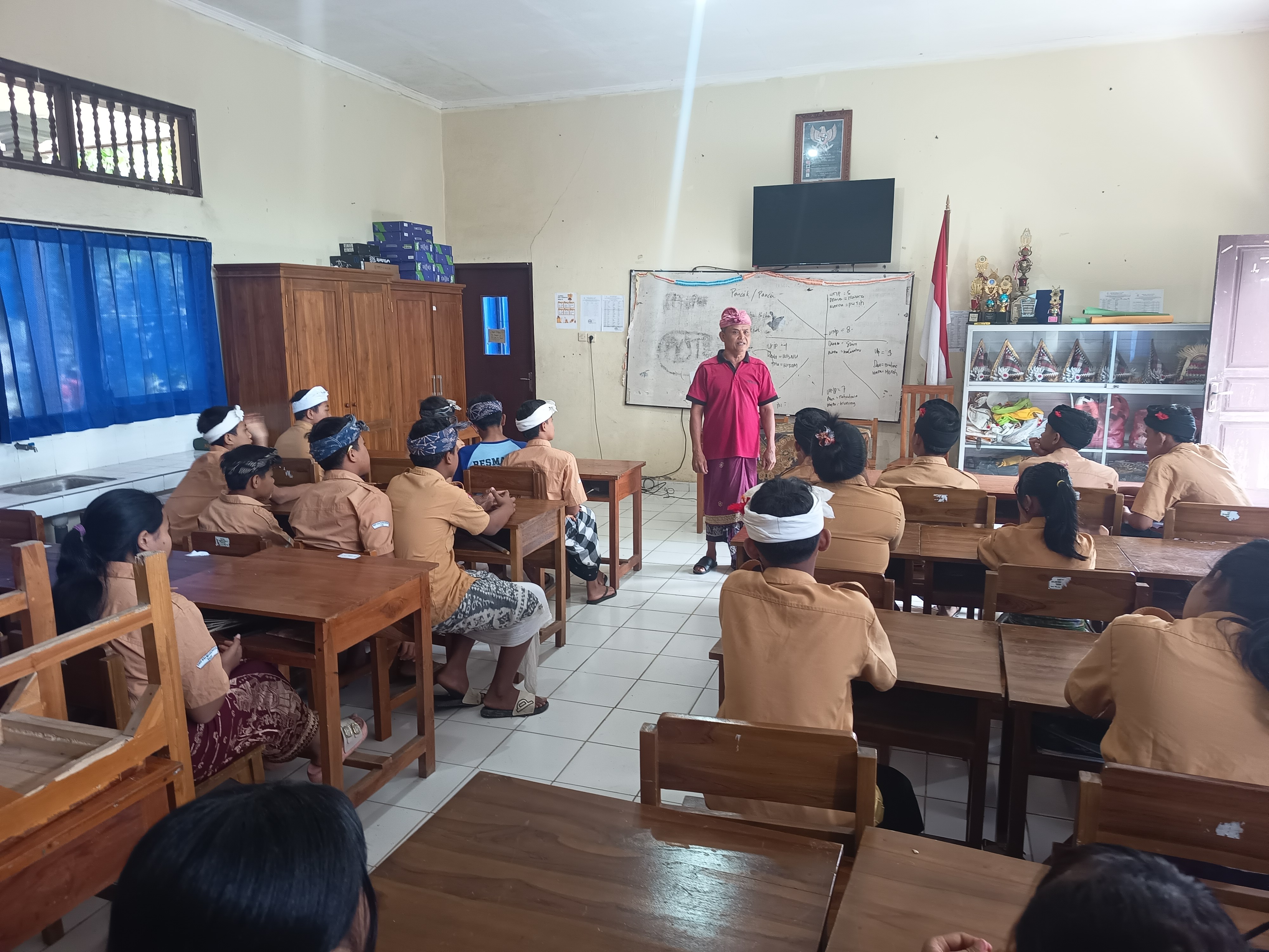DILATIH : Siswa Madyama Rsi Markandya dilatih Panca Gita.