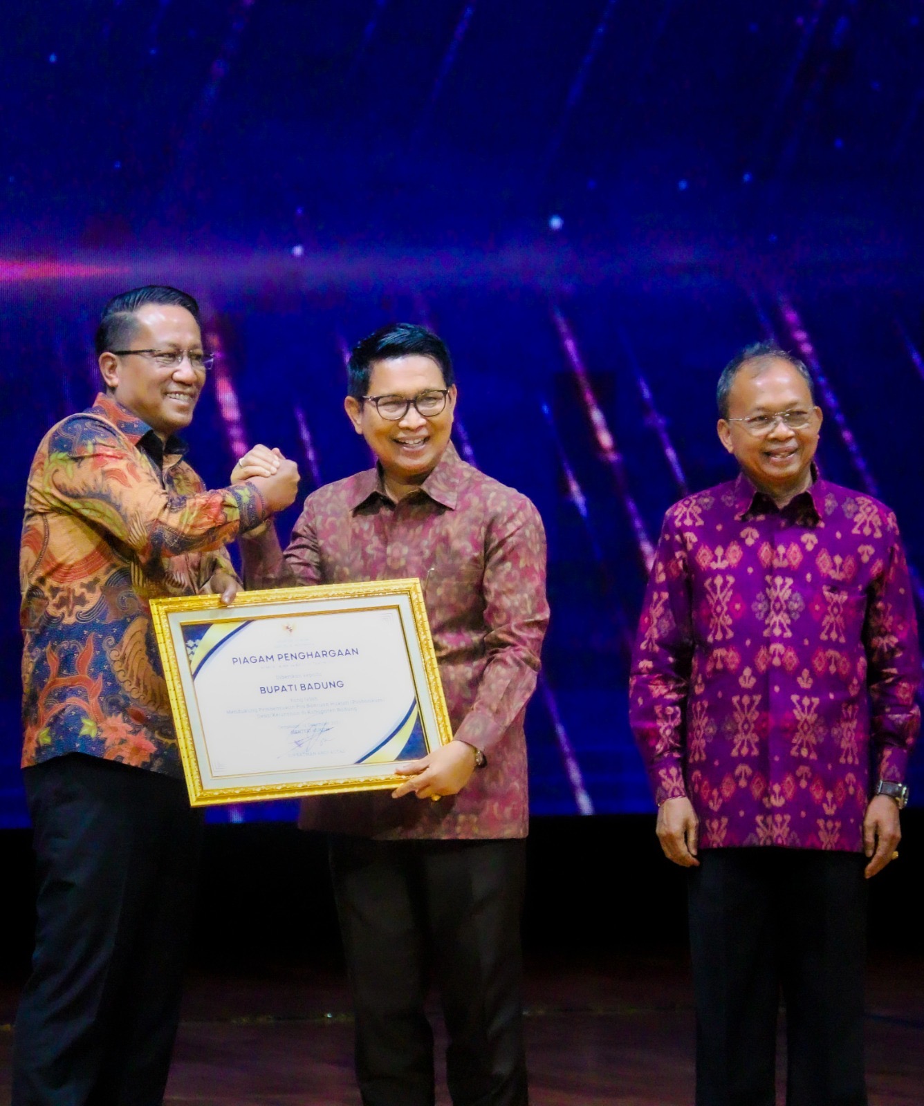 Menteri Hukum RI, Supratman Andi Agtas memberikan penghargaan pembentukan Posbankum dari Menkum RI kepada Bupati Adi Arnawa di Balai Budaya Giri Nata Mandala, Puspem Badung, Jumat (12/12).