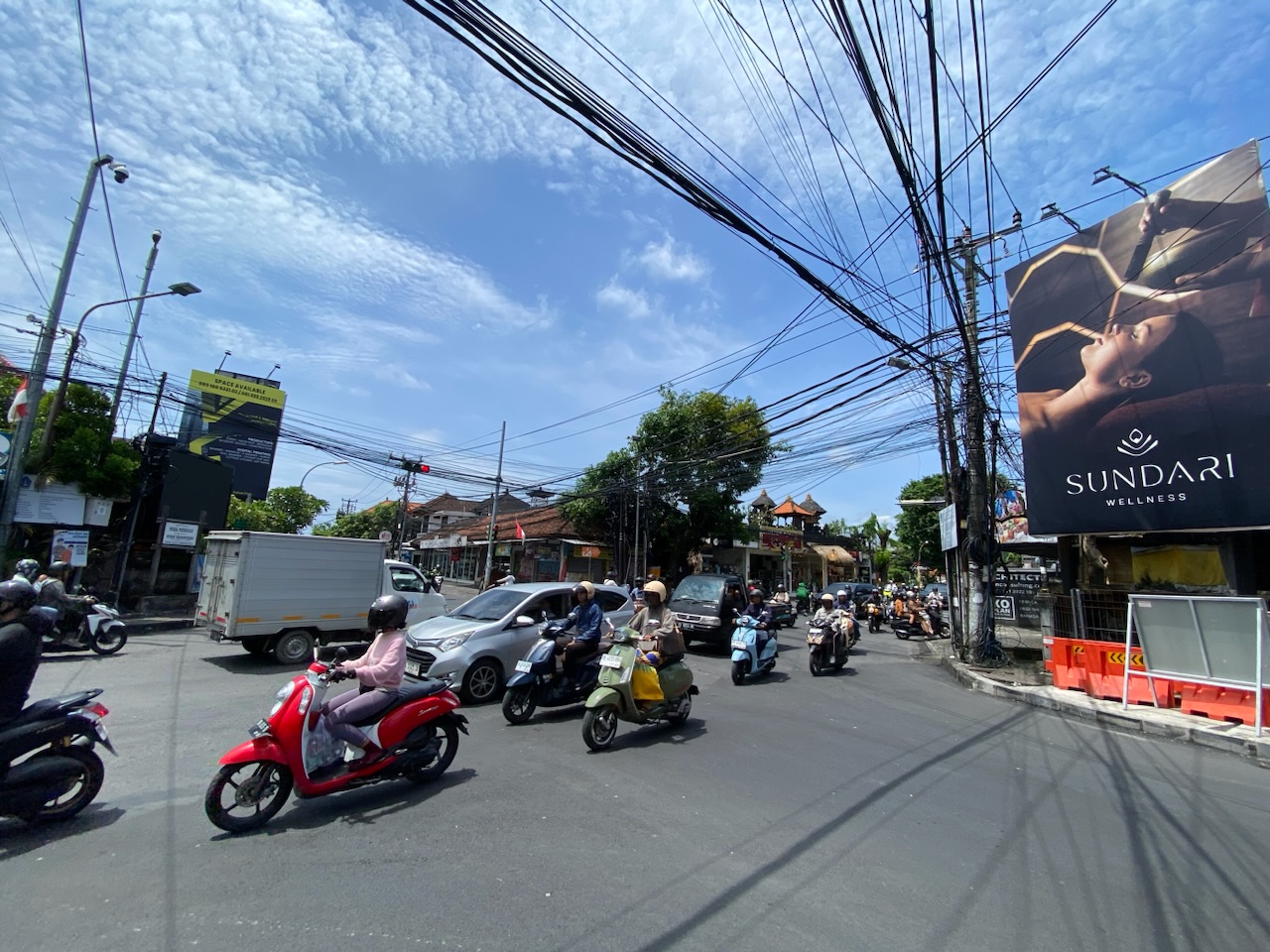 Situasi jalan di Simpang Petitenget, Kelurahan Kerobokan Kelod, Kuta Utara yang akan mengalami perubahan arus lalin, mulai Minggu (14/12).