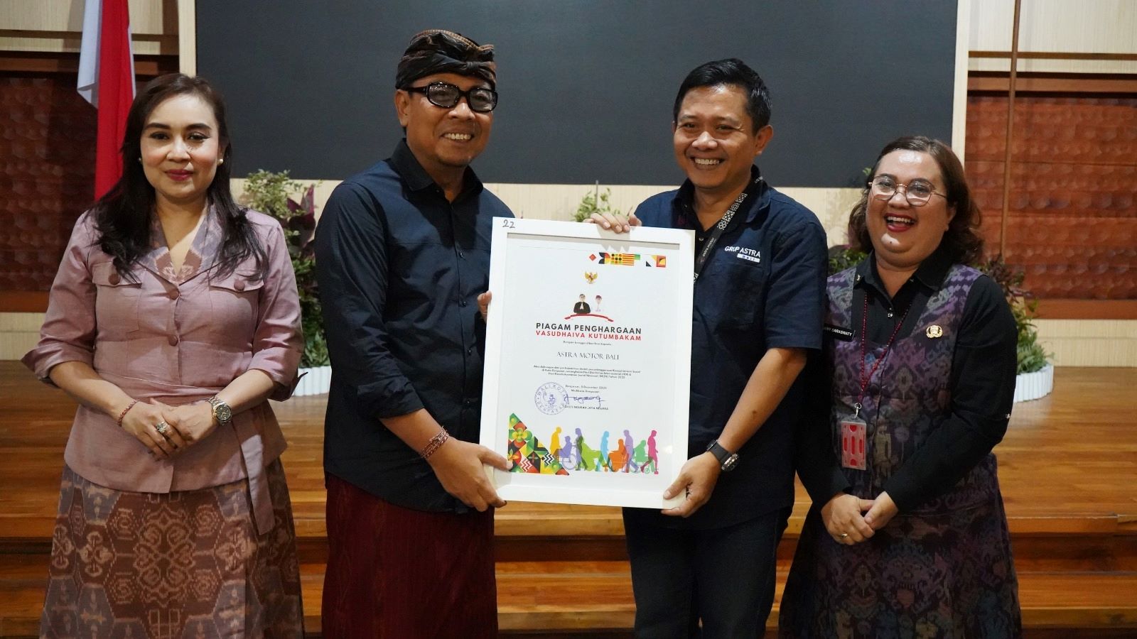 Untuk ketiga kalinya Astra Motor Bali menerima penghargaan Vasudhaiva Kutumbakam dari Pemerintah Kota Denpasar.