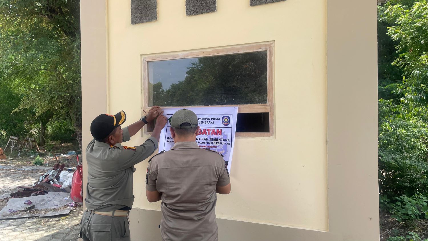 Bangunan tanpa izin milik PT. Panorama Menjangan Bali di Taman Nasional Bali Barat (TNBB), Kelurahan Gilimanuk, Kabupaten Jembrana, resmi disegel Satpol PP Jembrana, Kamis (11/12/2025).