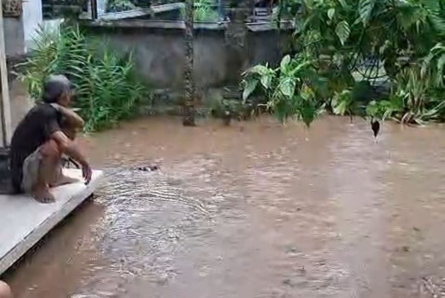 Air menggenang di salah pemukiman warga di Kecamatan Manggis, Karangasem, Kamis (11/12/2025).