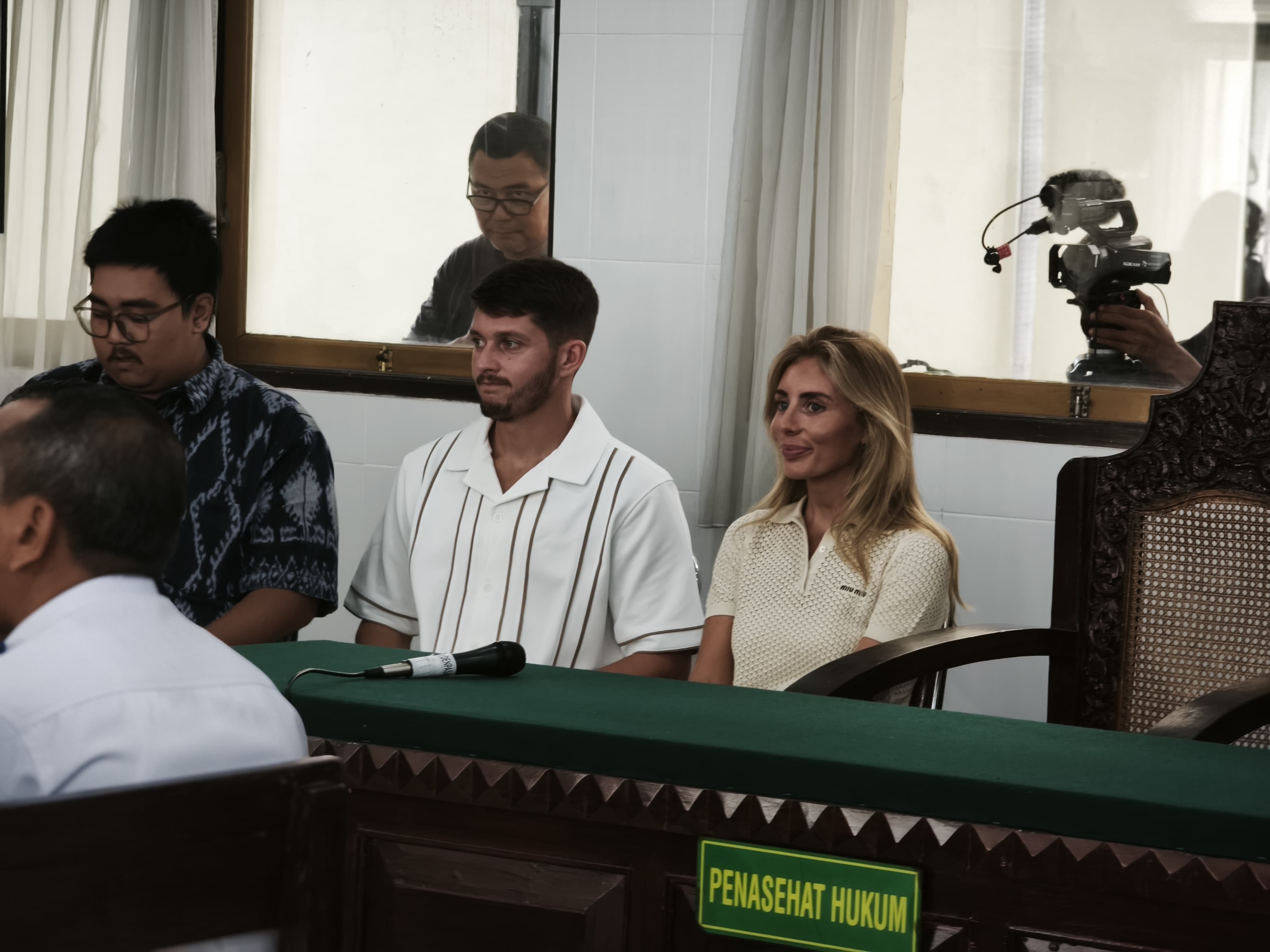 Bonnie Blue dan Jackson Liam Andrew saat jalani sidang di PN Denpasar. (Bali Express/I Gede Paramasutha)