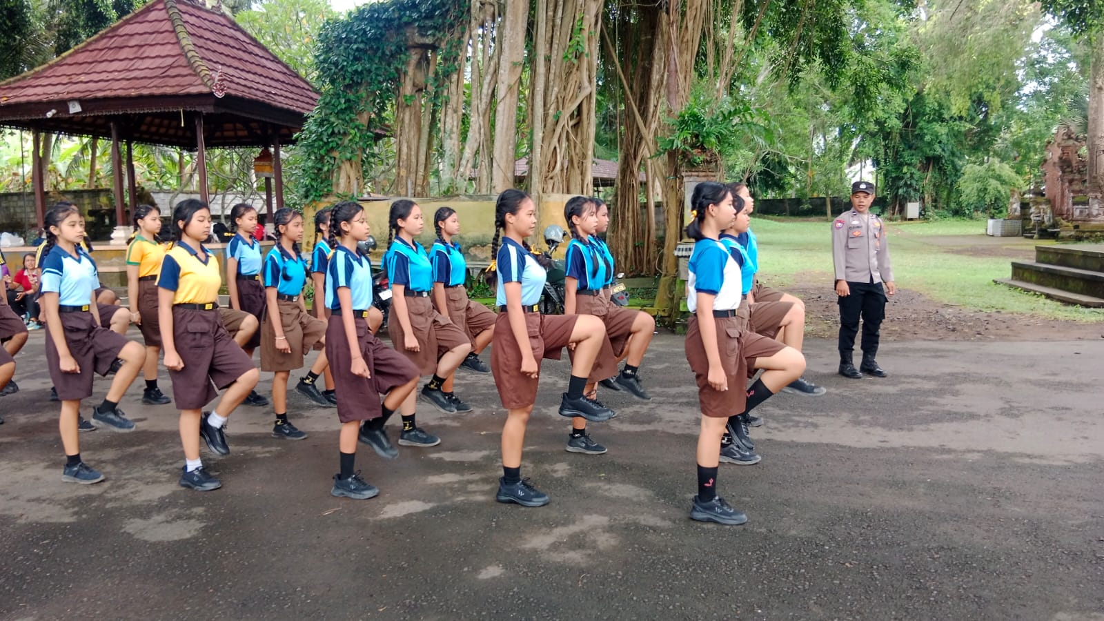 DILATIH : Siswa SMPN 4 Gianyar tengah dilatih LKBB.