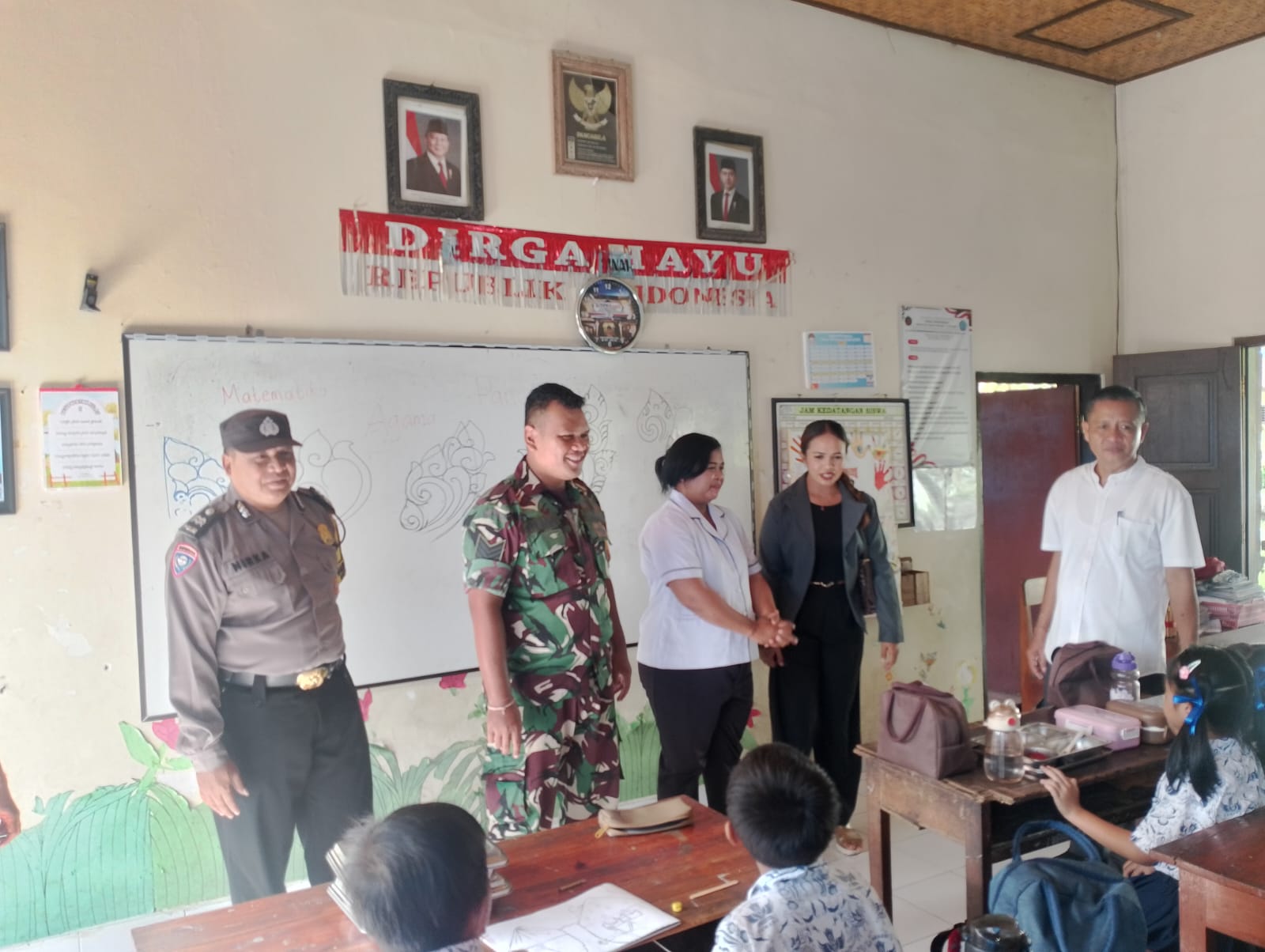 PERKETAT: Pengawalan distribusi MBG ke sekolah.