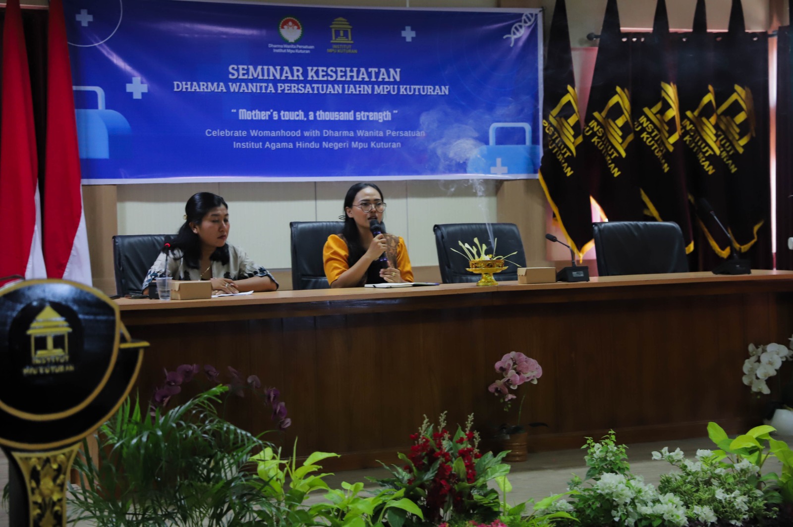 Seminar bertema &ldquo;Ibu Sehat, Keluarga Kuat : Cegah Kanker Serviks dan Kanker Payudara Sejak Dini&rdquo; di Aula Rektorat, Kampus Menjangan, IAHN Mpu Kuturan.
