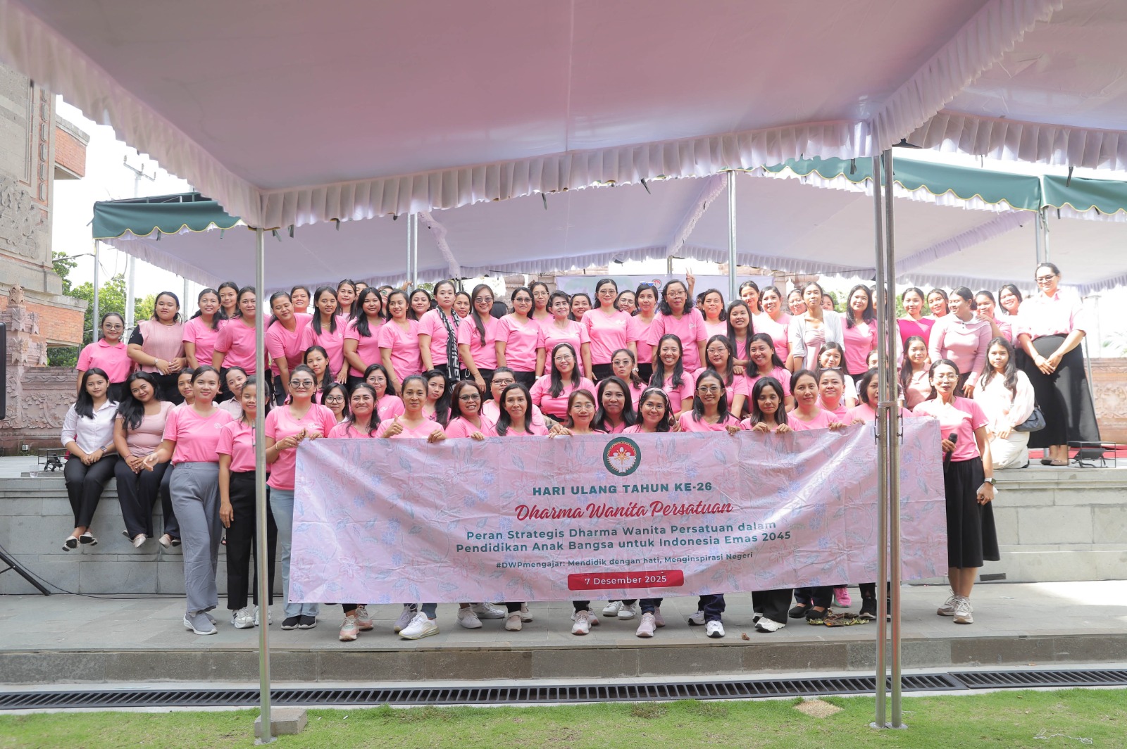 Kegiatan perayaan HUT DWP ke 26 di Institut Mpu Kuturan, Jumat (12/12)