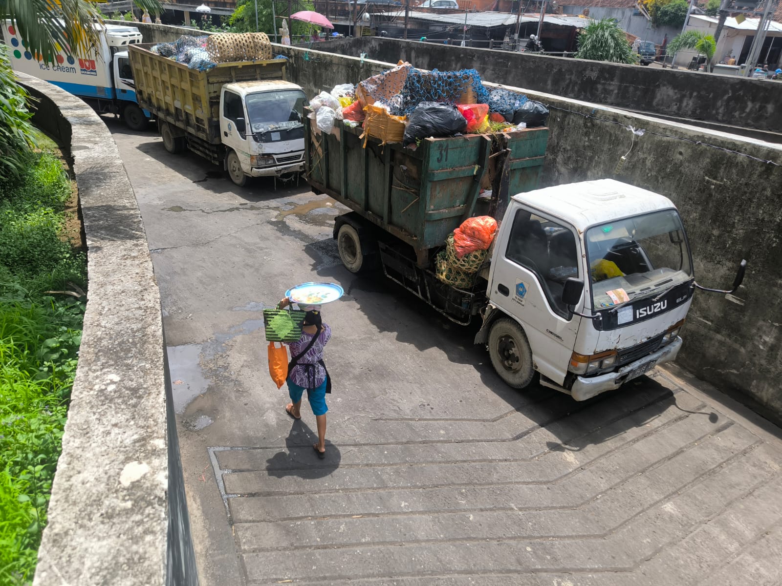 Sejumlah truk sampah yang terparkir di area Pasar Badung akibat kondisi TPA Suwung, Jumat (12/12).
