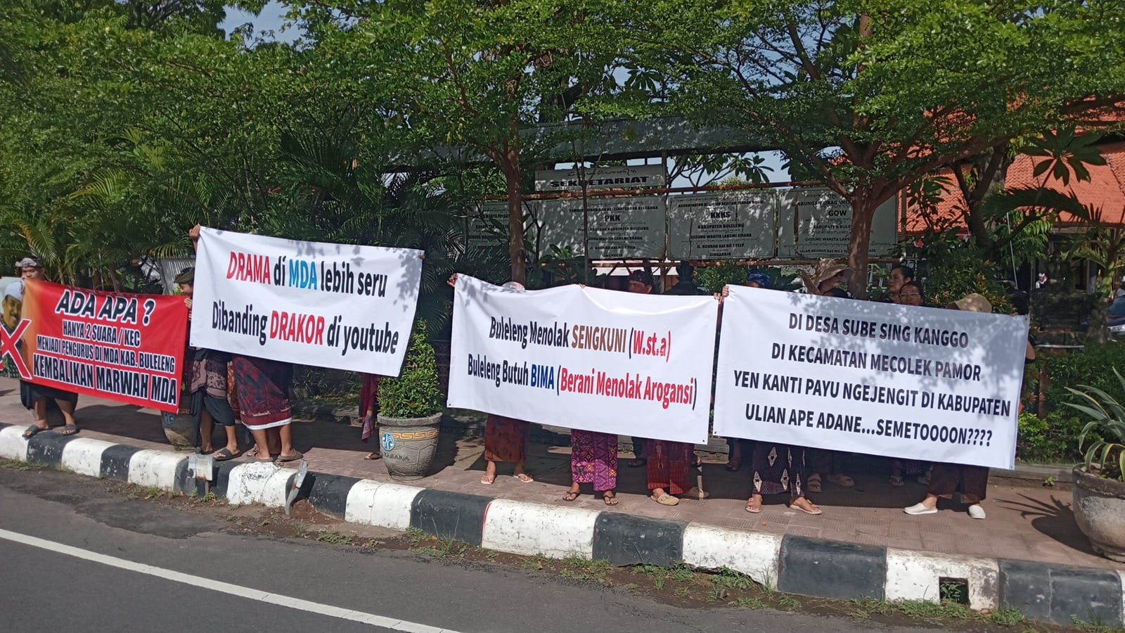 Aksi penolakan saat pemilihan Bendesa madya MDA Buleleng, Jumat (12/12/2025).