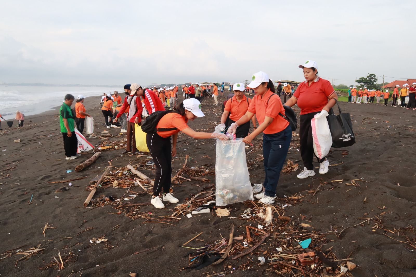 PLASTIK : Kegiatan bersih-bersih sampah plastik di areal Pantai Lembeng, Sukawati, Sabtu (13/12).