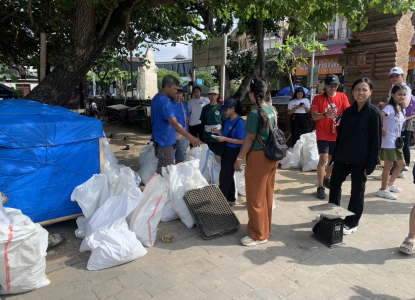 BERSIH PANTAI: Aksi bersih sampah di Pantai Kuta, Sabtu (13/12)