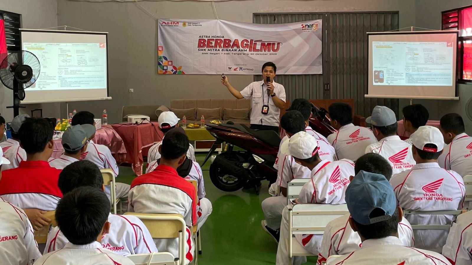 PT Astra Honda Motor (AHM) membagikan wawasan teknologi sepeda motor Honda terbaru kepada 1.462 pelajar SMK.