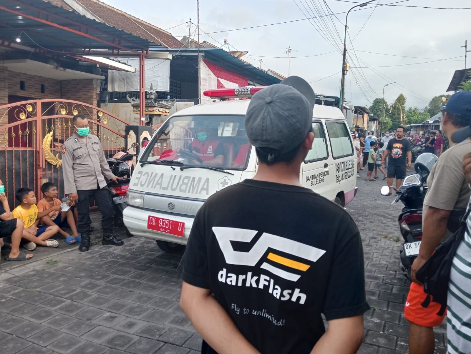 Evakuasi mayat dari perumahan Taman Wira Sambangan, Buleleng, Jumat (12/12/2025).
