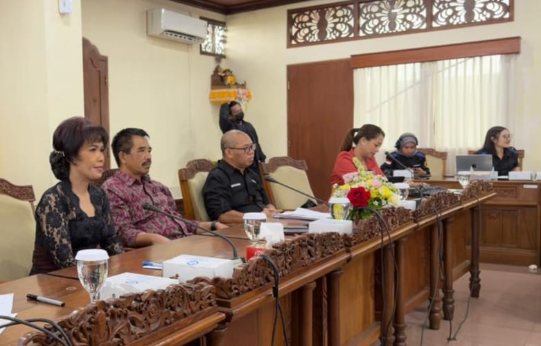 Ketua Program Studi Magister Ilmu Komunikasi Hindu Program Pascasarjana UHN Sugriwa, Dr. I Dewa Ayu Hendrawathy Putri, S.Sos., M.Si, saat talkshow di gedung PPRD Bali, Sabtu (13/12/2025).