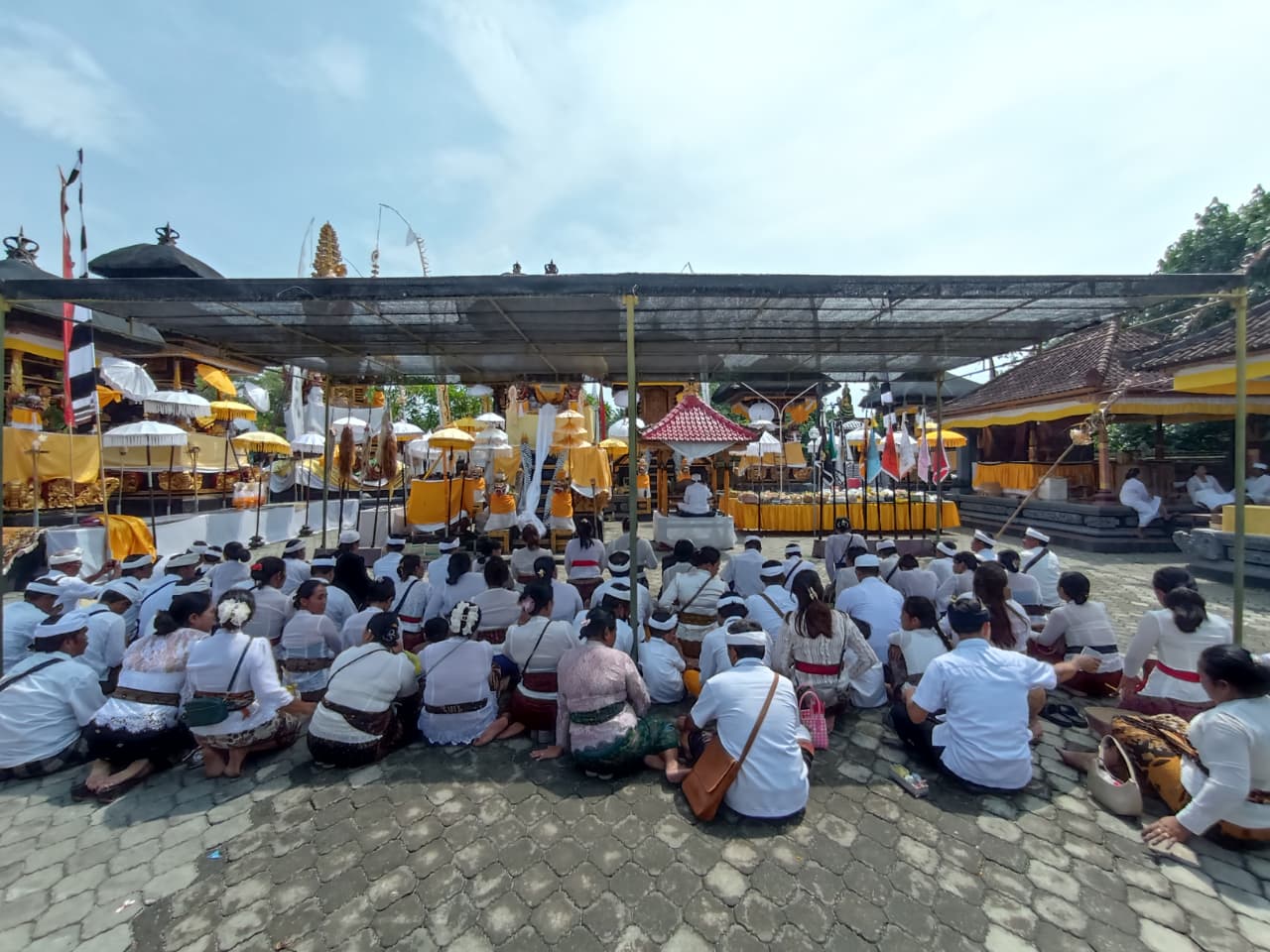TIRTA YATRA: Tirta yatra Perangkat Desa Tampaksiring di Pura Segara Rupek, Buleleng.