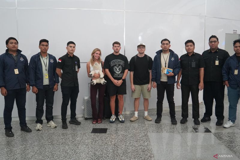 Imigrasi Ngurah Rai mendeportasi Bonnie Blue (keempat kiri) menuju Inggris melalui Bandara Internasional I Gusti Ngurah Rai, Kabupaten Badung, Bali, Sabtu (13/12/2025).