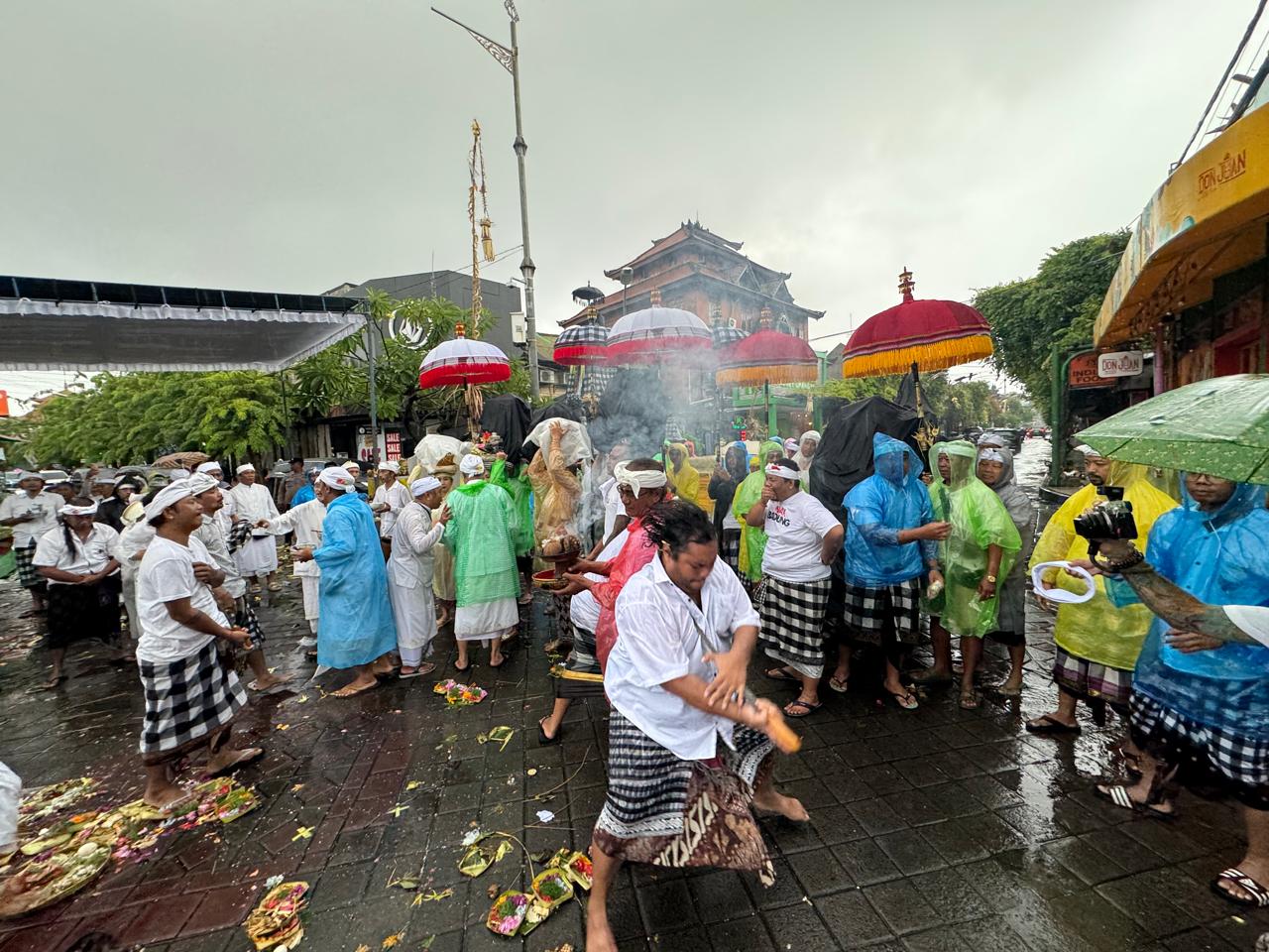 Salah satu prosesi dalam upacara nangluk merana dan pecaruan sasih yang digelar Desa Adat Kuta, Minggu (14/12).