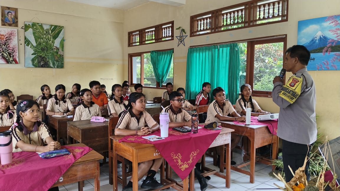PEMBEKALAN : Pembekalan Calon Pengurus OSIS SMPN 3 Tegallalang dari Polsek Tegallalang.