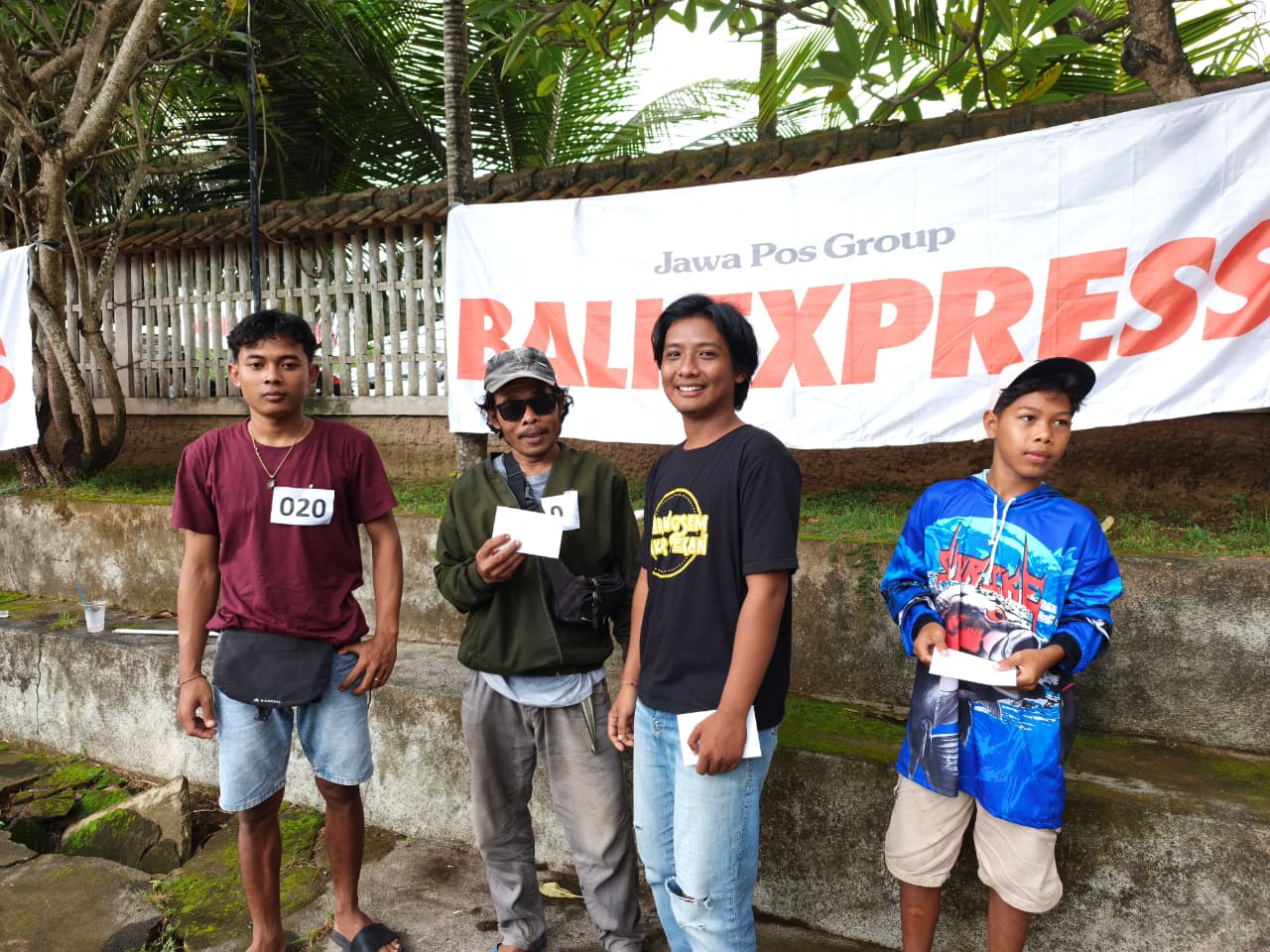 Ayah (jaket hijau) dan anak (kaos merah) borong juara di Lomba Mancing Express Edisi Ke-3 di Kolam Pancing Nirmala Lepang, Klungkung. (Bali Express/I Gede Paramasutha)