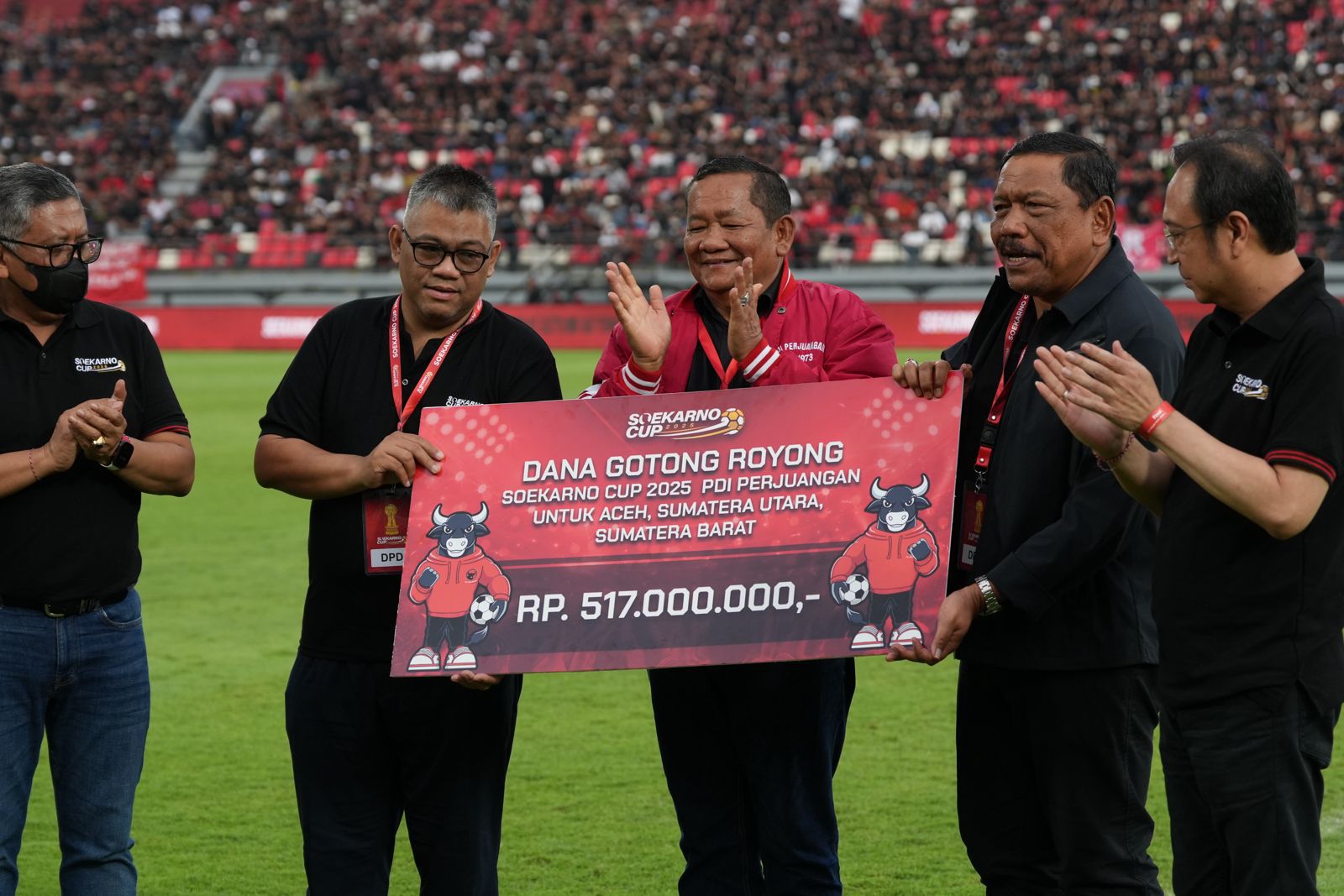 BANTUAN: Penyerahan bantuan hasil penggalangan selama penyelenggaraan Liga Kampung Soekarno Cup yang digelar di Bali pada 5&ndash;13 Desember 2025