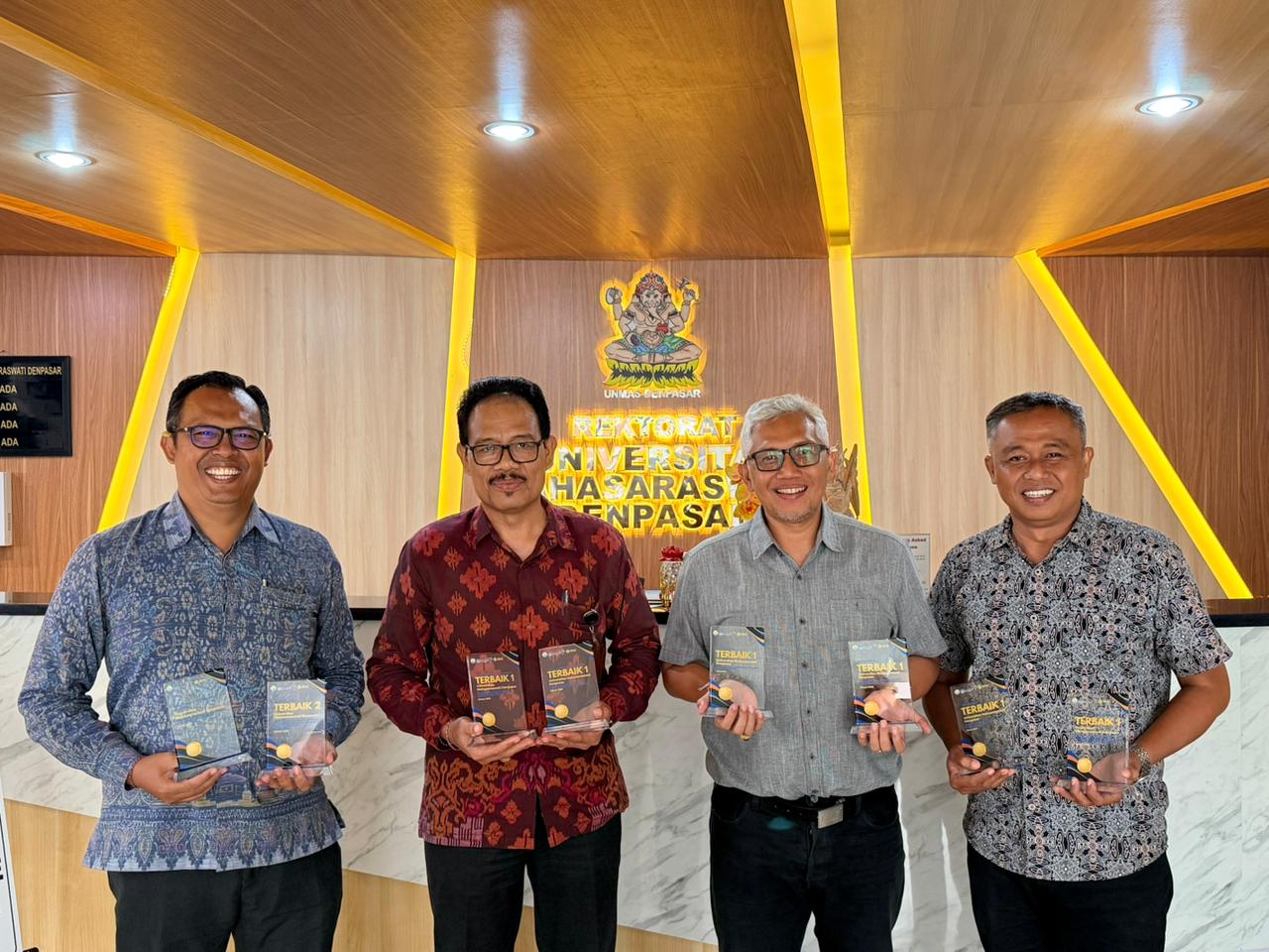 Diborong : Rektor Unmas Prof Lanang Perbawa (dua dari kanan) bersama jajaran memegang penghargaan. UNMAS Denpasar memborong 12 penghargaan dalam LLDIKTI Award.