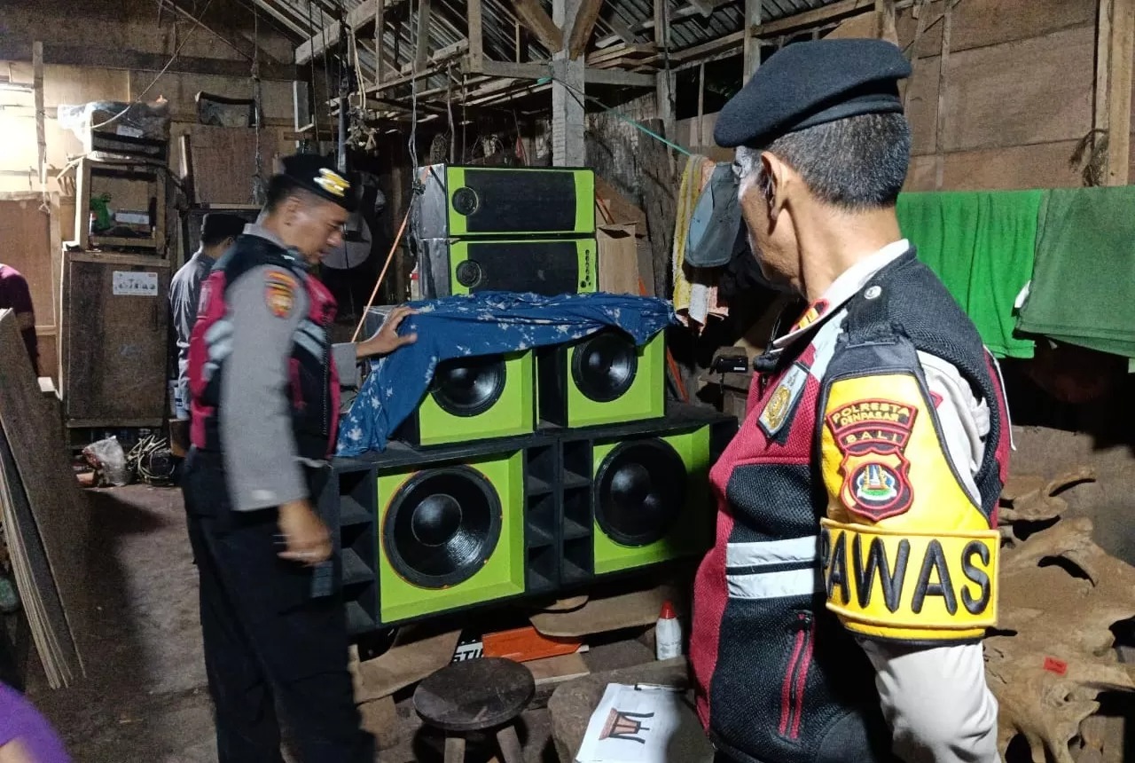 Polisi datangi gudang proyek mebel karena dentuman musik keras. (ADRIAN SUWANTO/radarbali.id)
