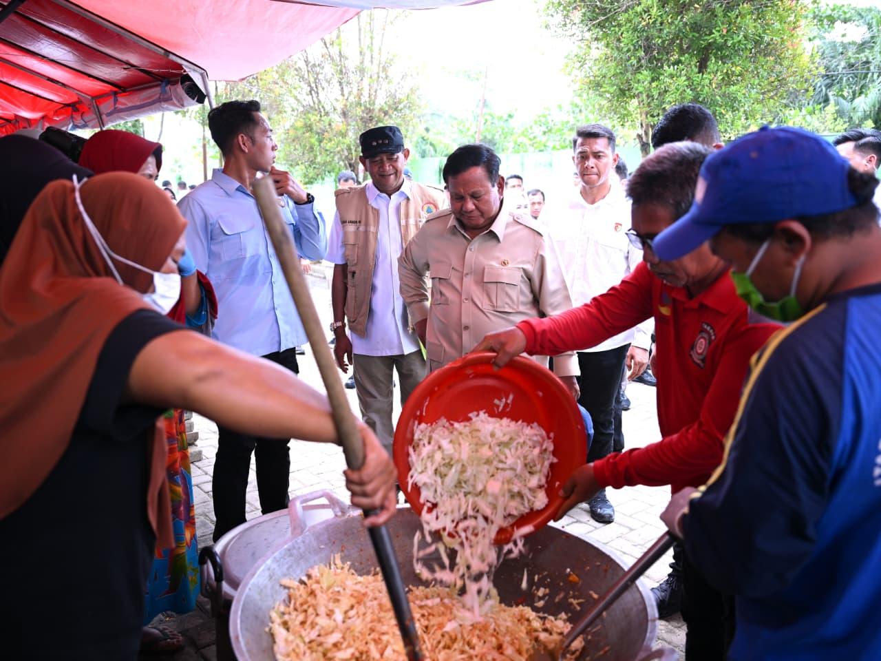 Presiden Prabowo Subianto meninjau langsung posko pengungsian warga terdampak banjir di Madrasah Aliyah Negeri (MAN) 1 Langkat