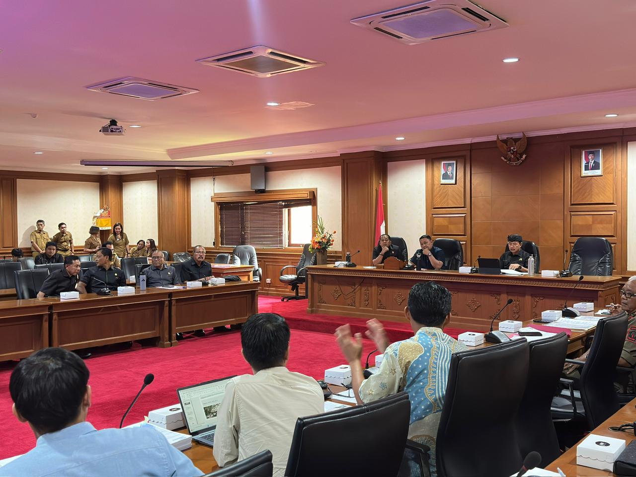 Jajaran DPRD Badung saat menggelar rapat bersama PT Bali Buana Perkasa dan perwakilan Pemkab Badung, Senin (15/12).