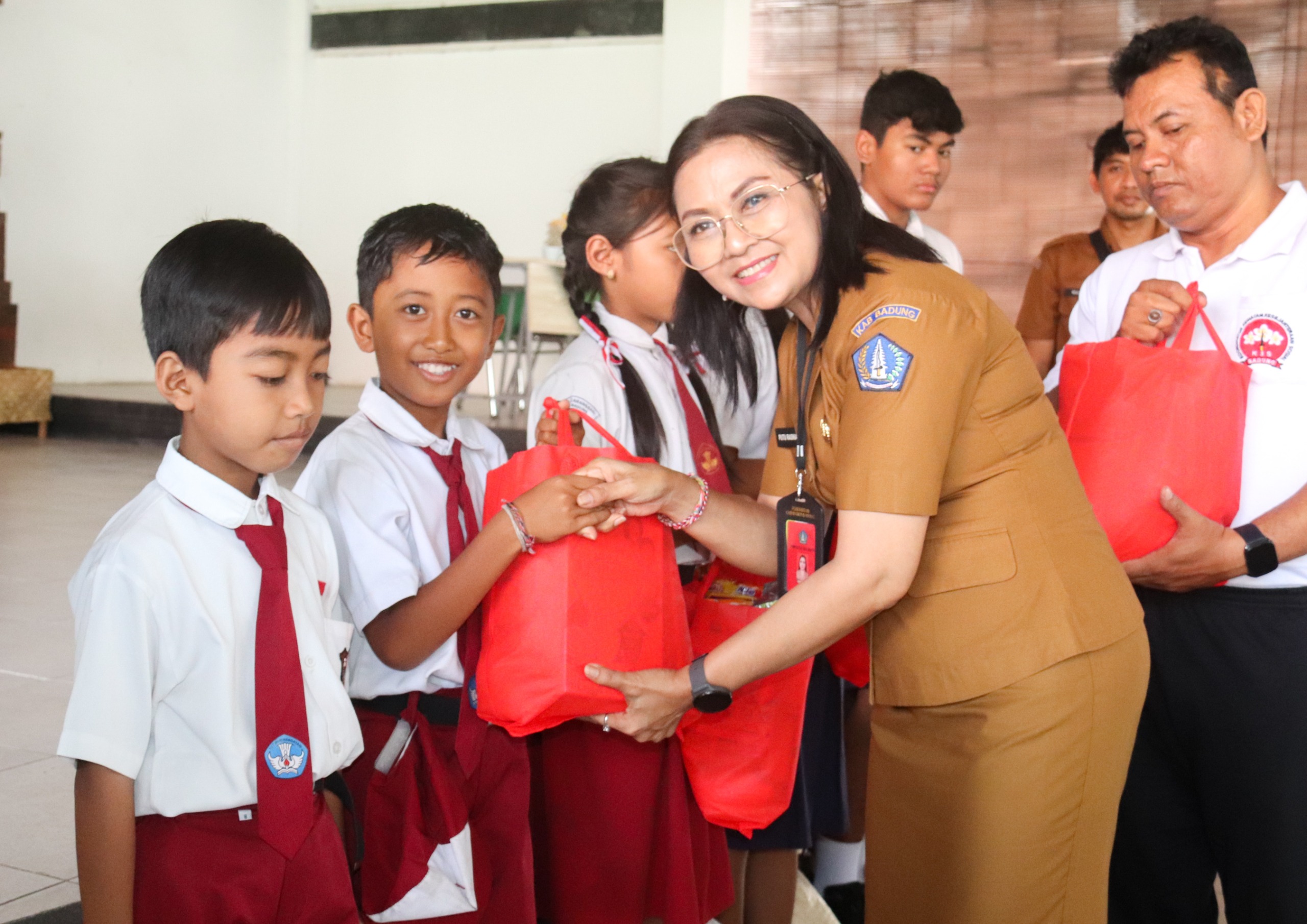 Ketua K3S Kabupaten Badung, Nyonya Rasniathi Adi Arnawa saat sosialisasi kegiatan kesejahteraan sosial yang disertai PMT di SMP Negeri 5 Abiansemal, Senin (15/12).