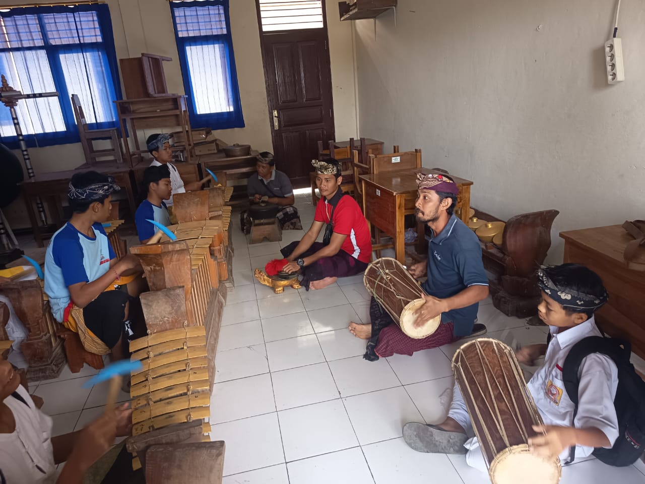 TABUH : Siswa Madyama Widyalaya Rsi Markandya Taro saat latihan tabuh, Senin (15/12).