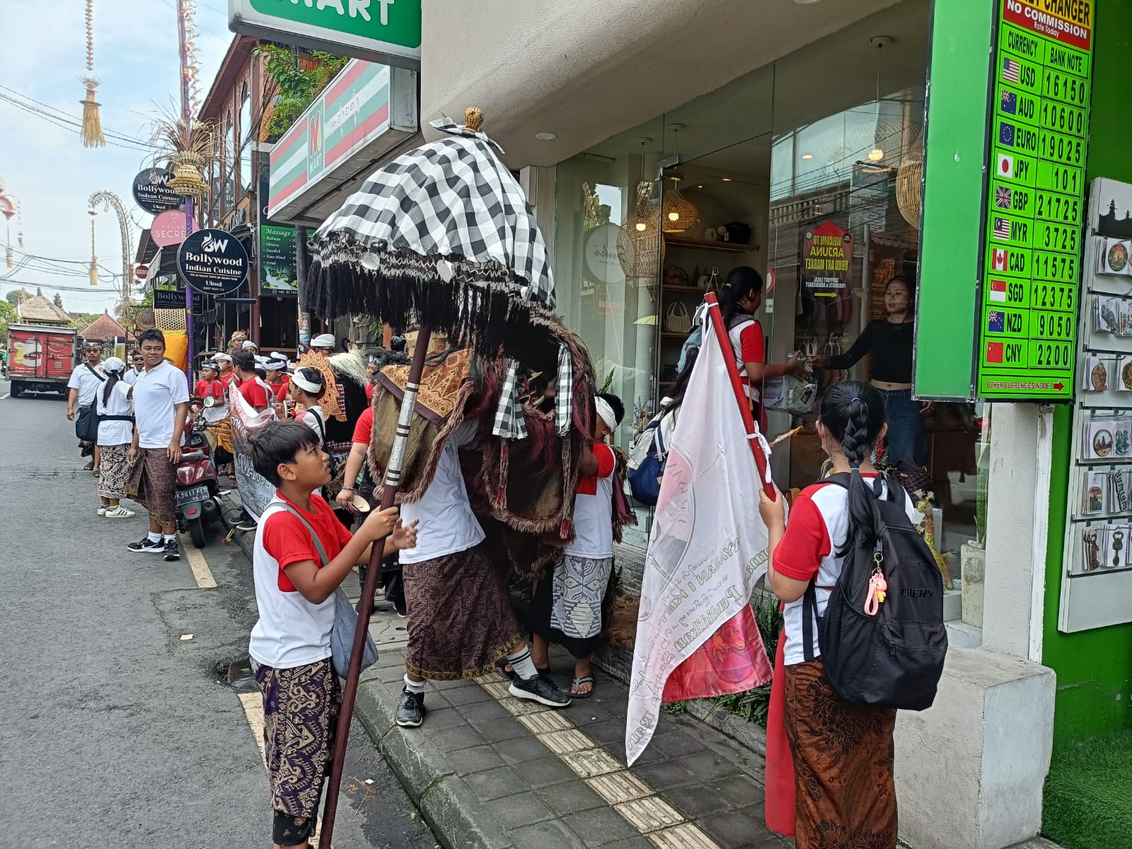 NGELAWANG : Ngelawang Barong yang digelar oleh Taman Pendidikan Sarin Rare Yayasan I Ketut Alon Mas, Ubud.