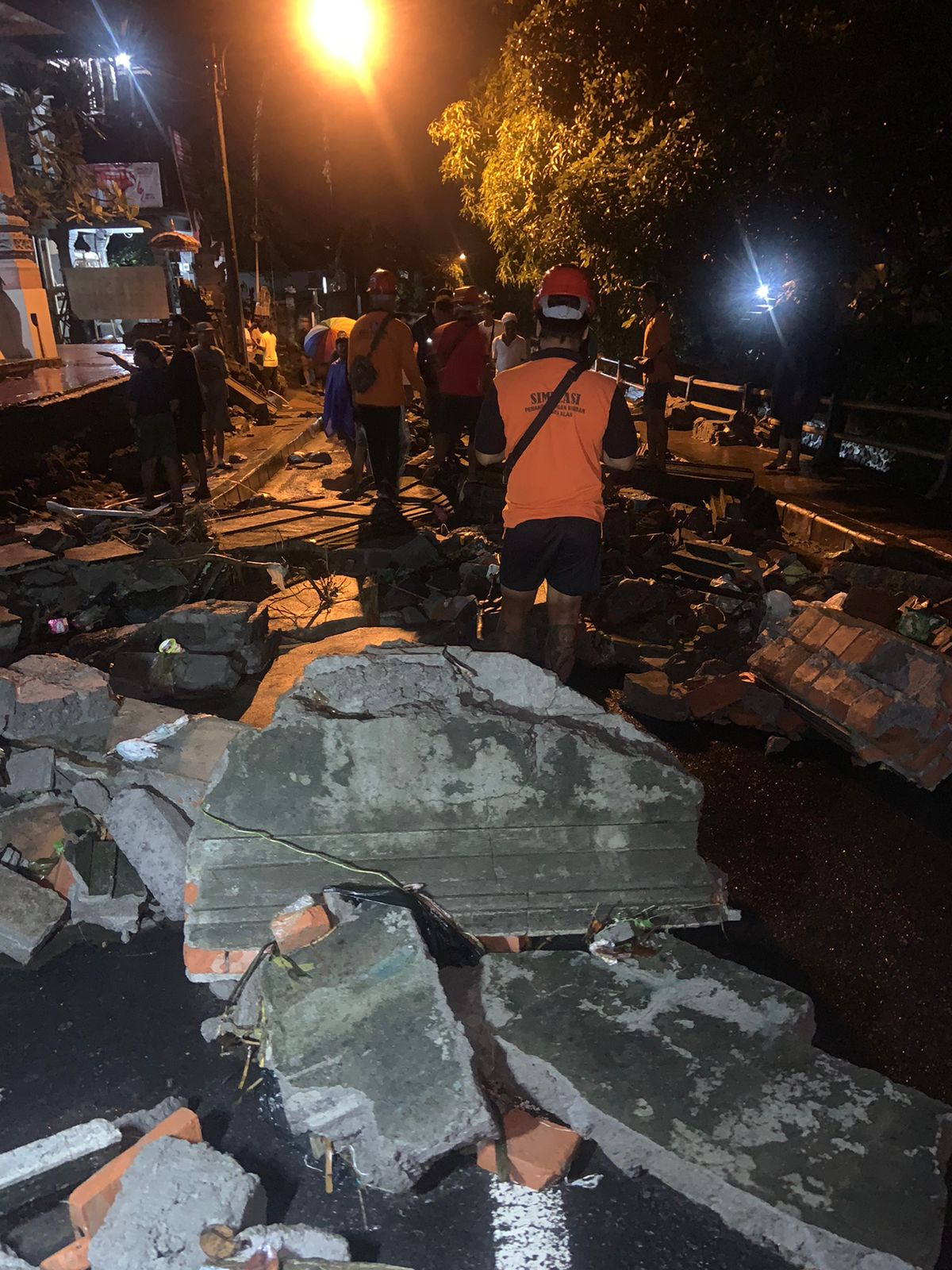 RUSAK: Suasana jalan di Jalan Raya Batuan, Sukawati, Gianyar, Senin (15/12).