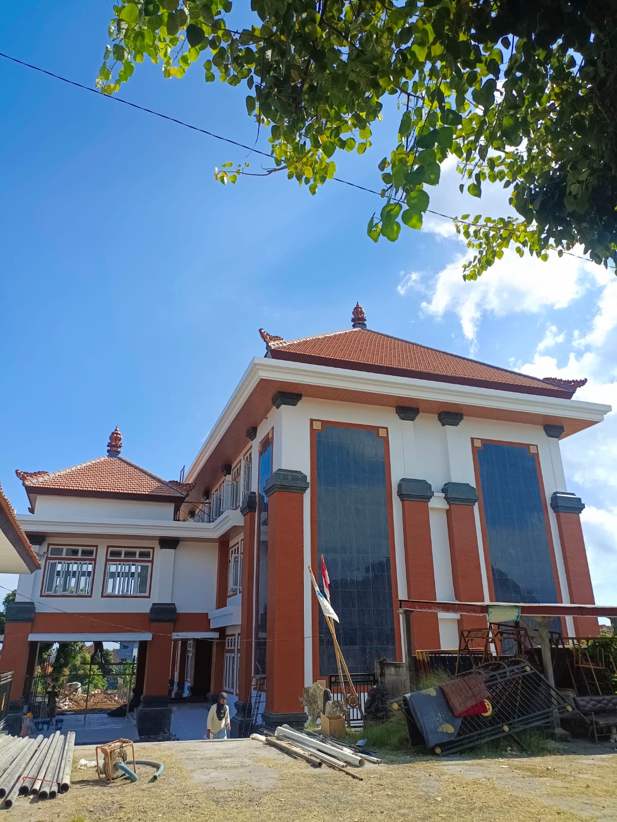 Suasana Gedung Pascasarjana Institut Mpu Kuturan yang baru tuntas dibangun dan akan segera ditata pada tahun 2026 mendatang