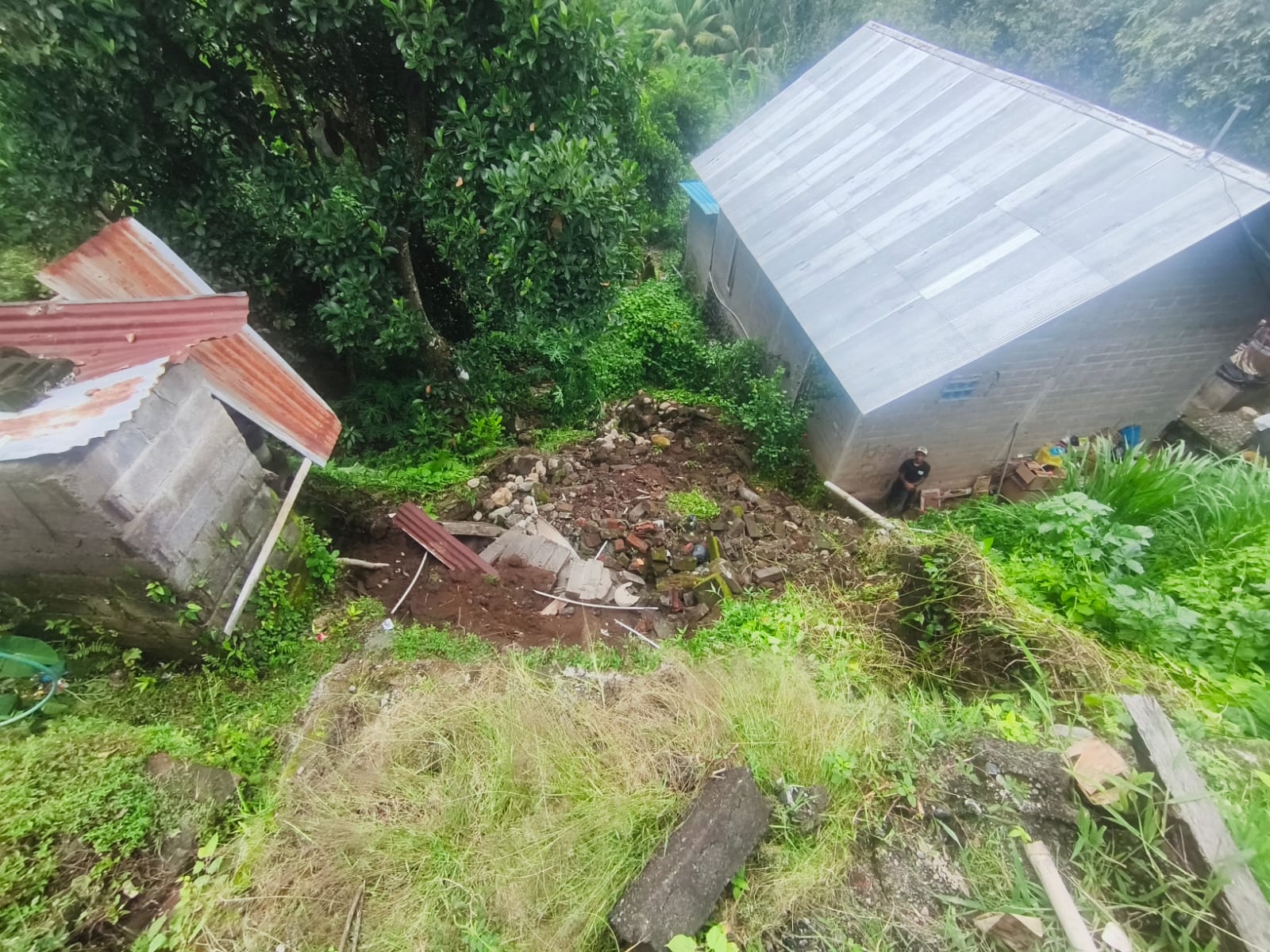 Kondisi senderan rumah yang jebol akibat hujan deras di Buleleng