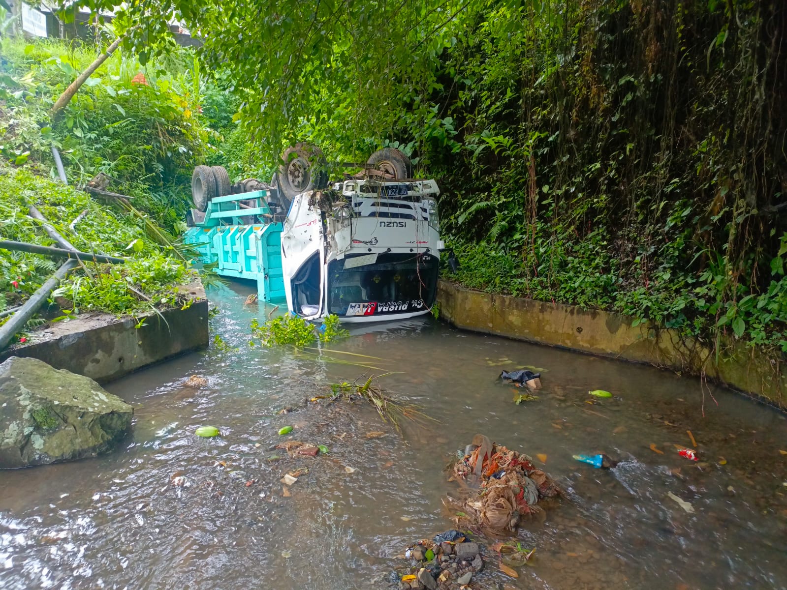 Truk terguling dan masuk parit di kawasan Desa Gitgit, Buleleng.