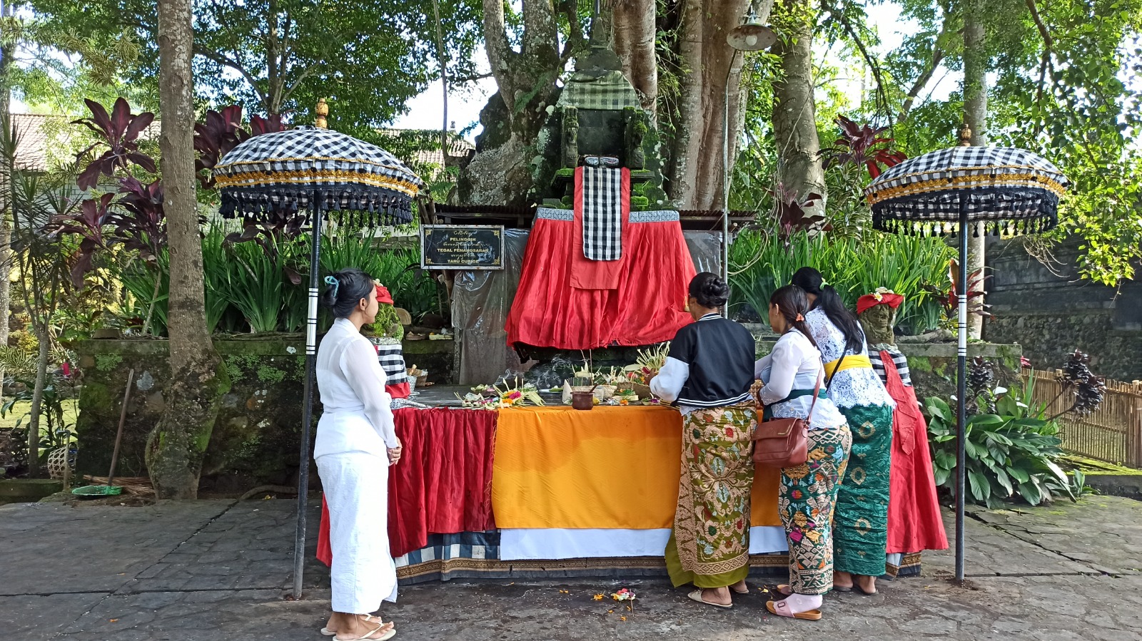 Harmonisme manusia dengan parahyangan dan lingkungan