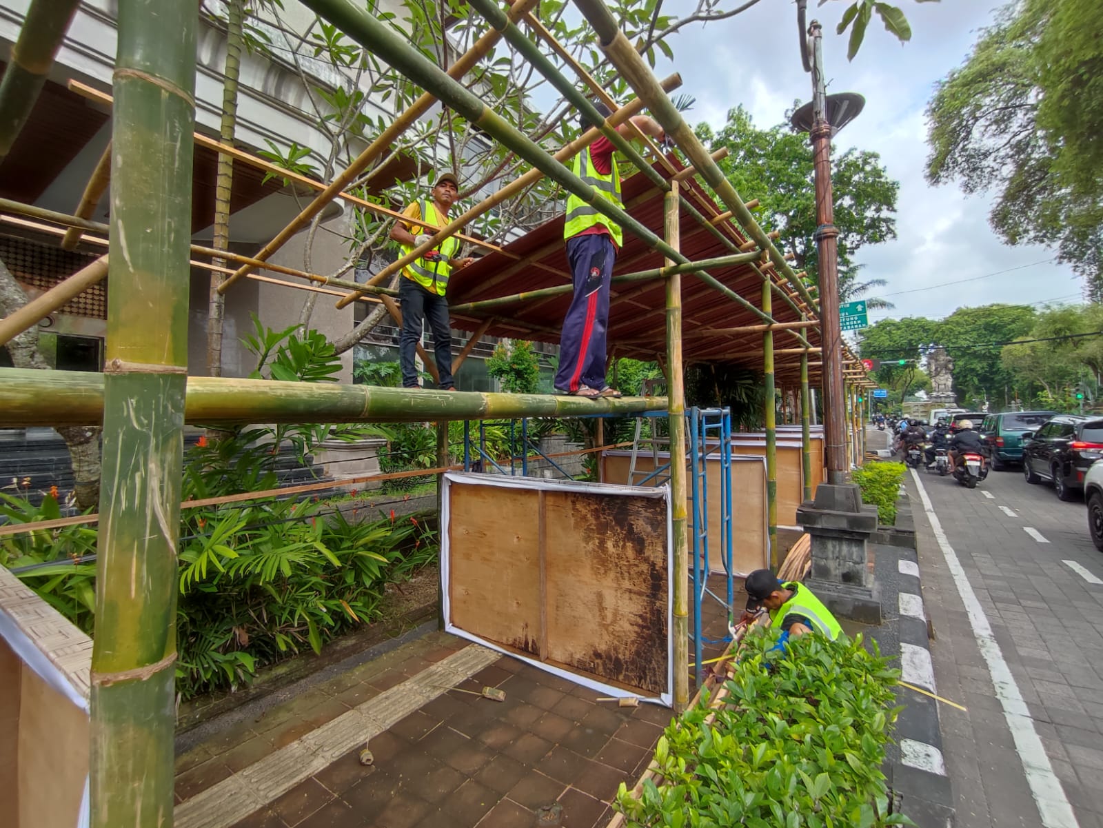 Pembuatan stand UMKM untuk Denfest 2025 di Jalan Gajah Mada, Denpasar, Selasa (16/12).