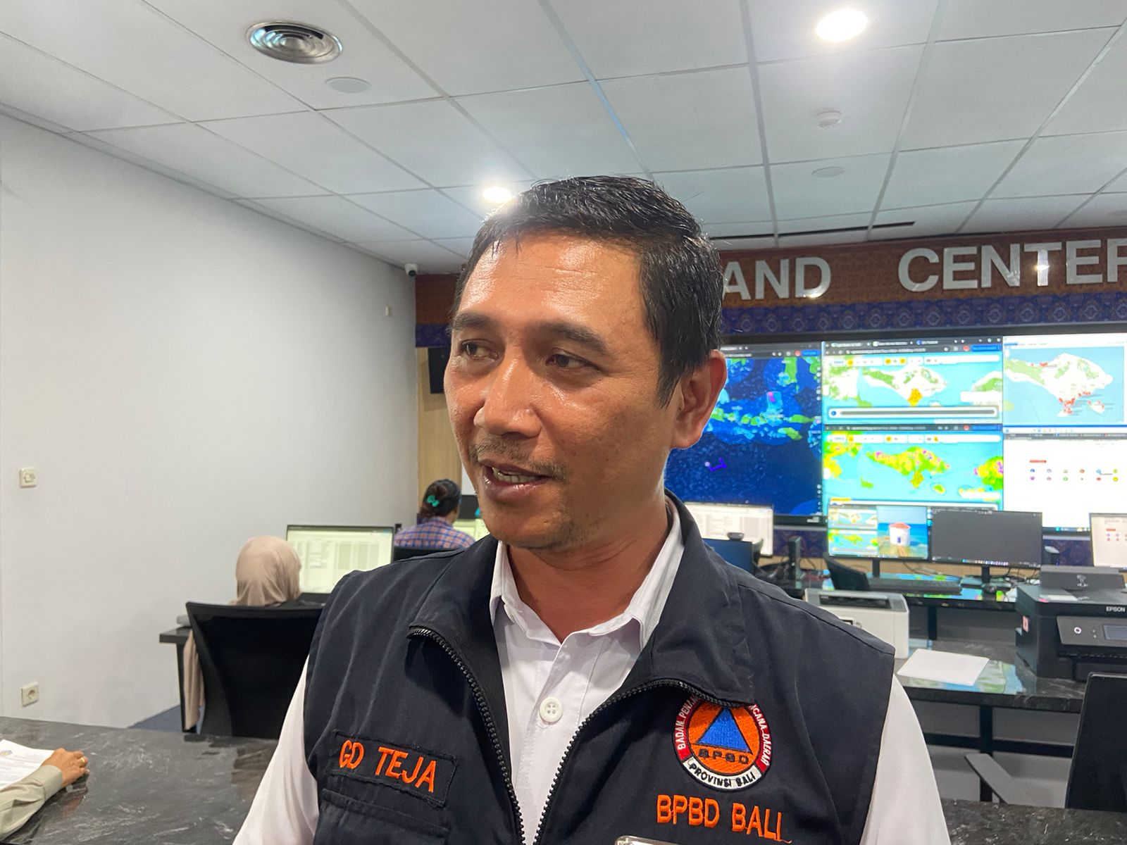 CUACA EKSTREM: Kepala Pelaksana Badan Penanggulangan Bencana Daerah (BPBD) Bali, I Gede Teja saat diwawancara di Pusdalop, Selasa (16/12)