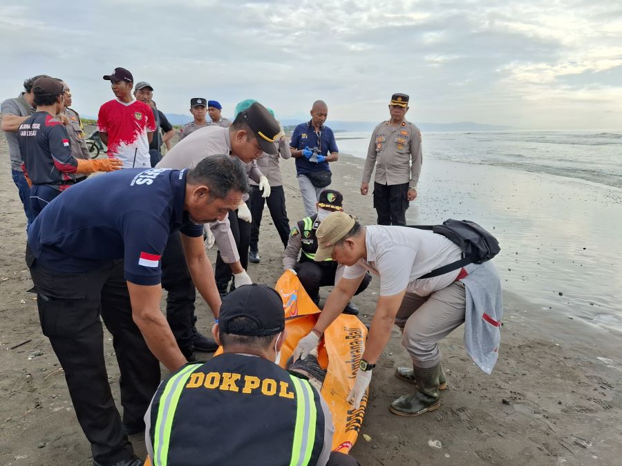 Evakuasi jenazah pria di Pantai Desa Delodbrawah, Kecamatan Mendoyo, Kabupaten Jembrana, Senin (15/12/2025).