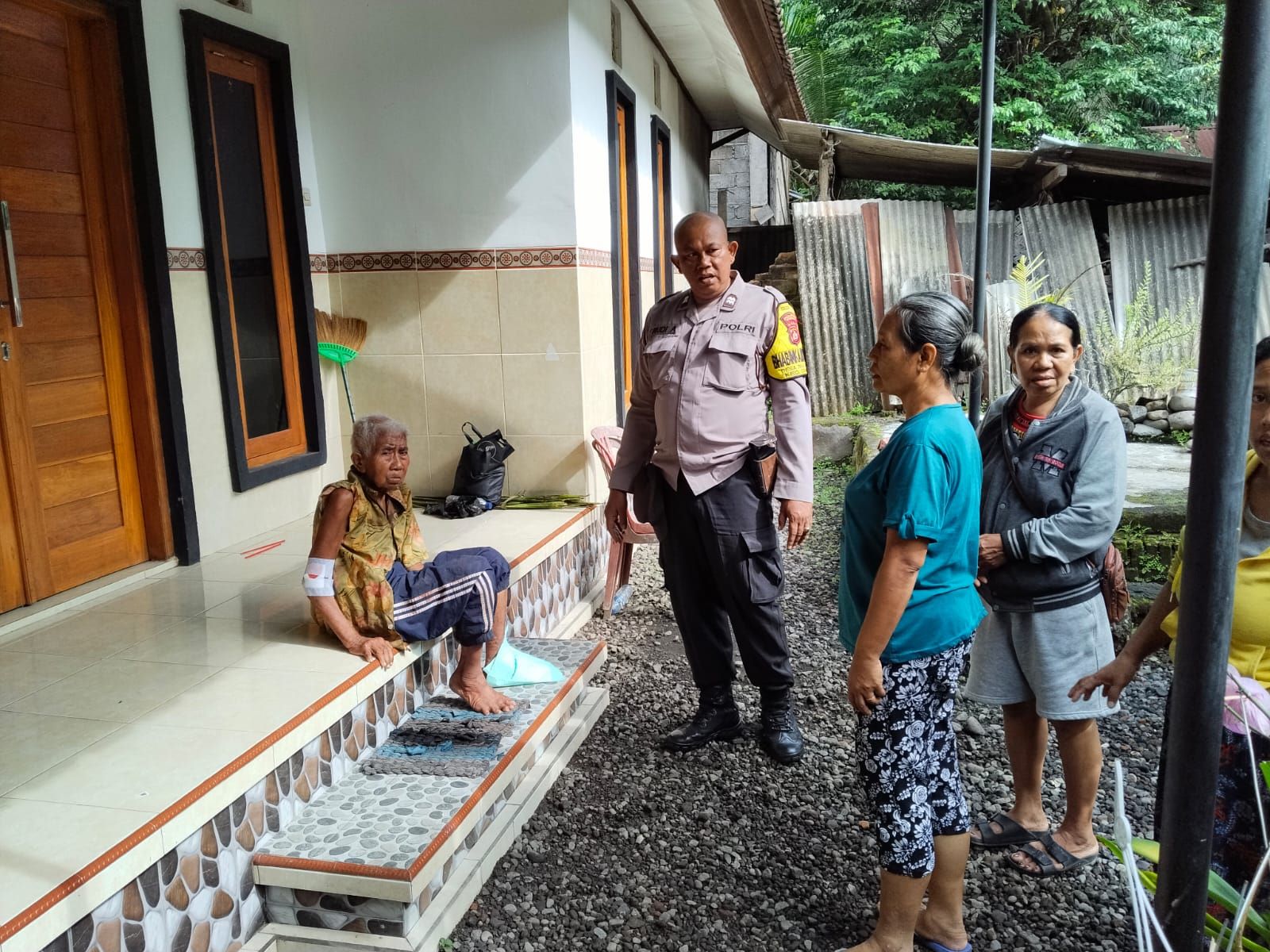 Bhabinkamtibmas Paksebali mendatangi salah satu warga digigit anjing diduga rabies.