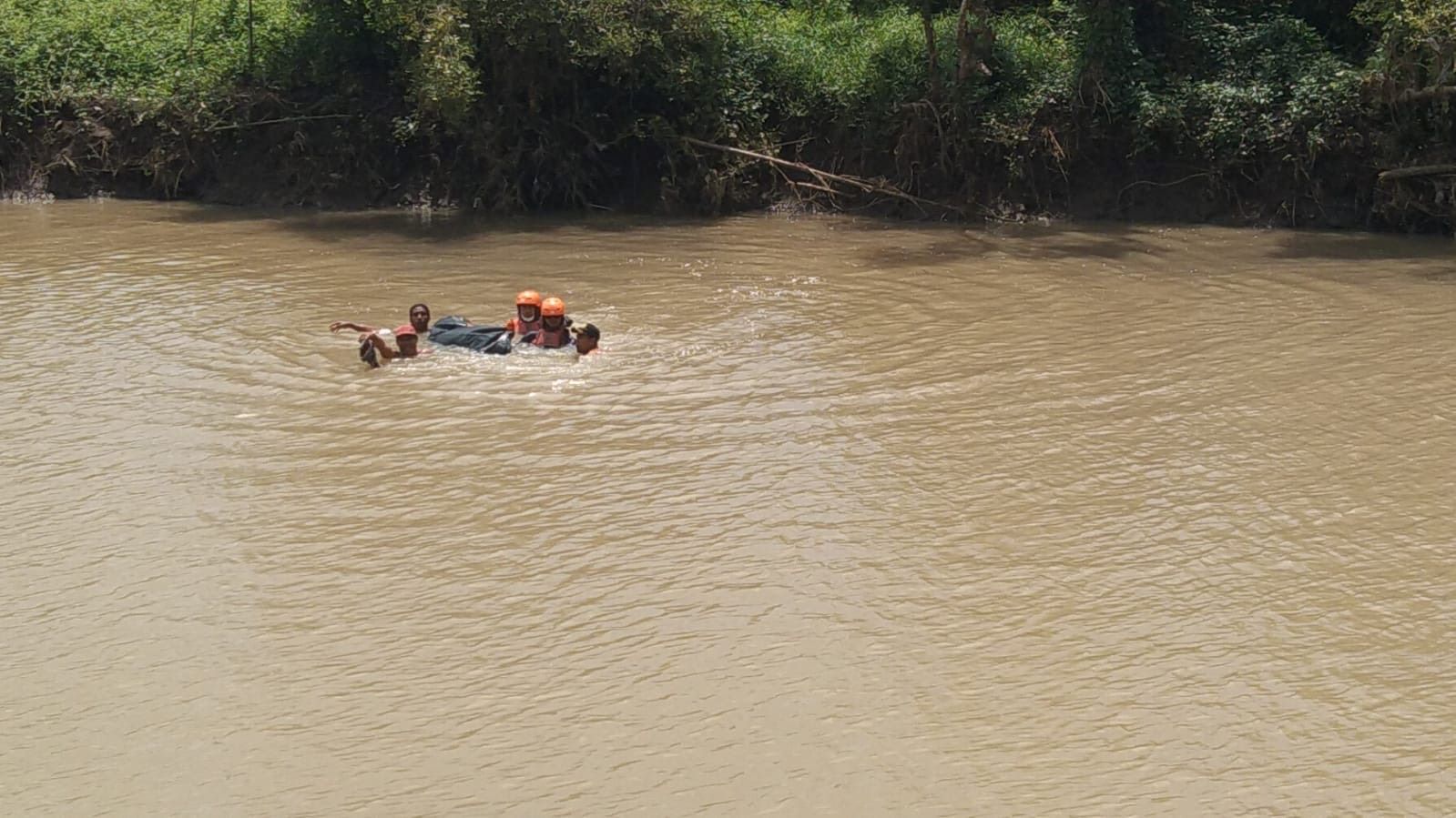 Jenazah Ni Nengah Luwih,90, yang ditemukan meninggal dunia setelah terjatuh dan terseret arus Sungai Tukadaya, Kecamatan Melaya, Jembrana, Senin (15/12/2025).