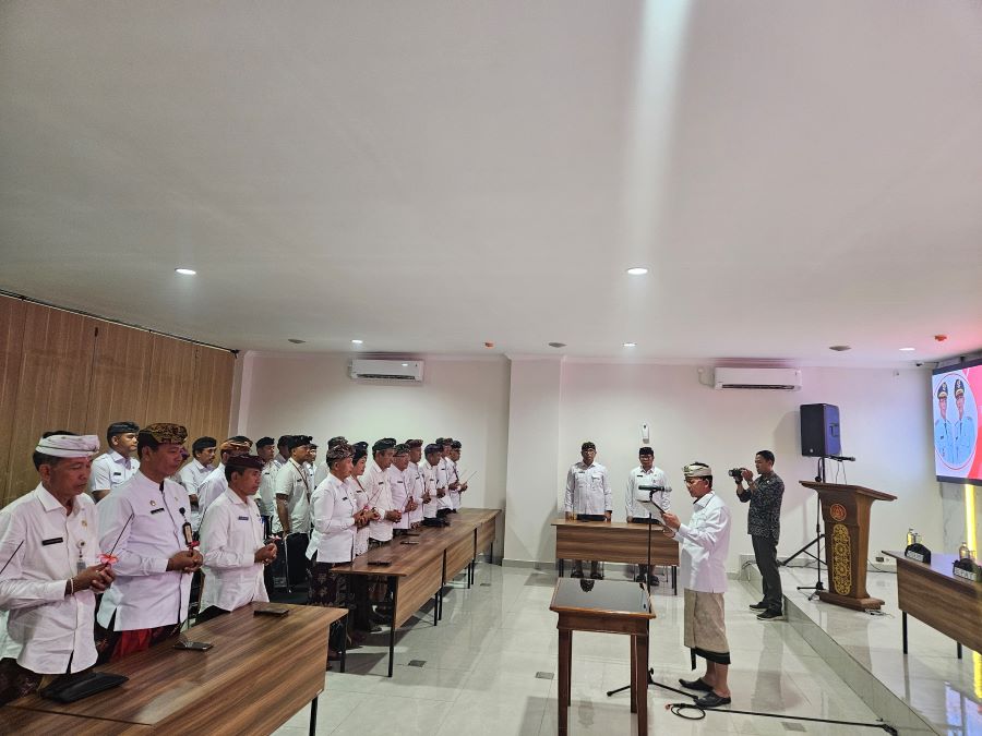 Bupati Klungkung I Made Satria saat melakukan rotasi pertamanya di lingkungan Pemerintah Kabupaten Klungkung.