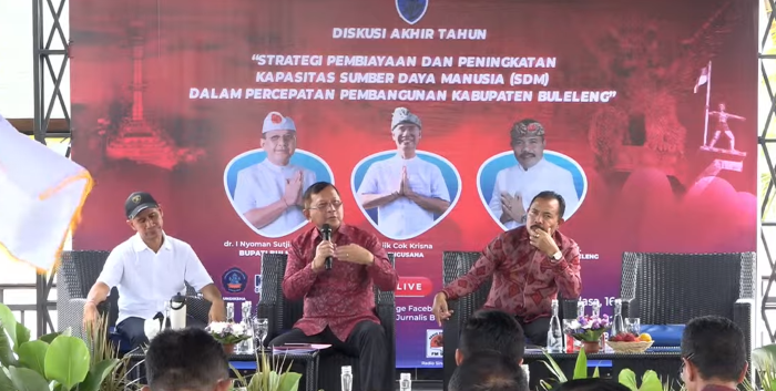 Diskusi yang berlangsung bersama Bupati Buleleng, dr. Nyoman Sutjidra (tengah, Ketua DPRD Kabupaten Buleleng, Ketut Ngurah Arya (kanan) dan Pemilik Krisna Oleh-oleh Bali, Cok Krisna (kiri).