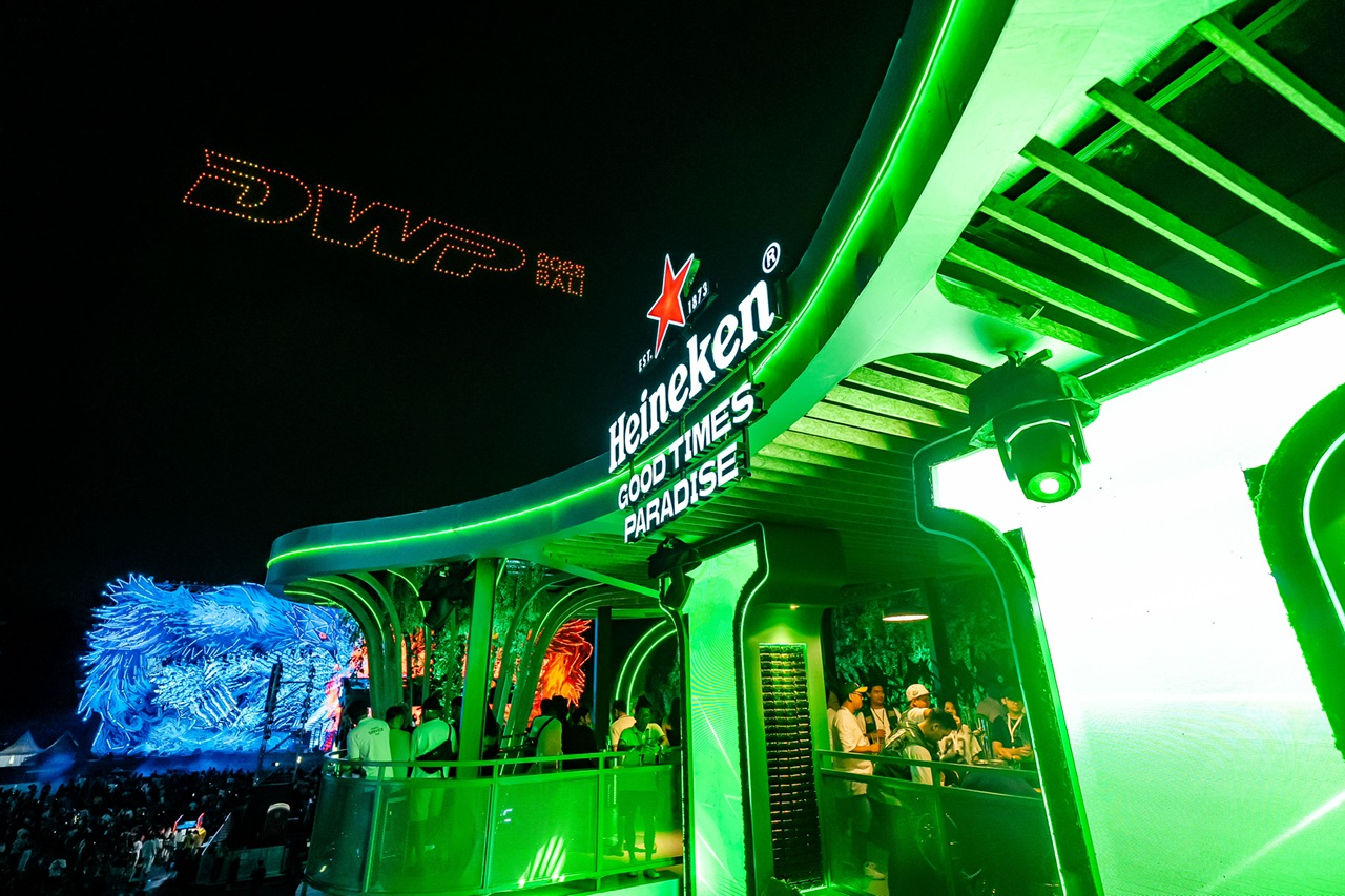 Kemegahan both Heineken yang tepat dihiasi pertunjukan drone bertuliskan DWP, di GWK Cultural Park, Sabtu (14/12).