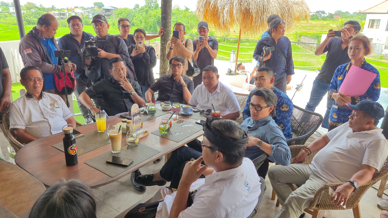 Jajaran DPRD Badung saat menggelar sidak di Bali Padel Academy, Rabu (17/12).