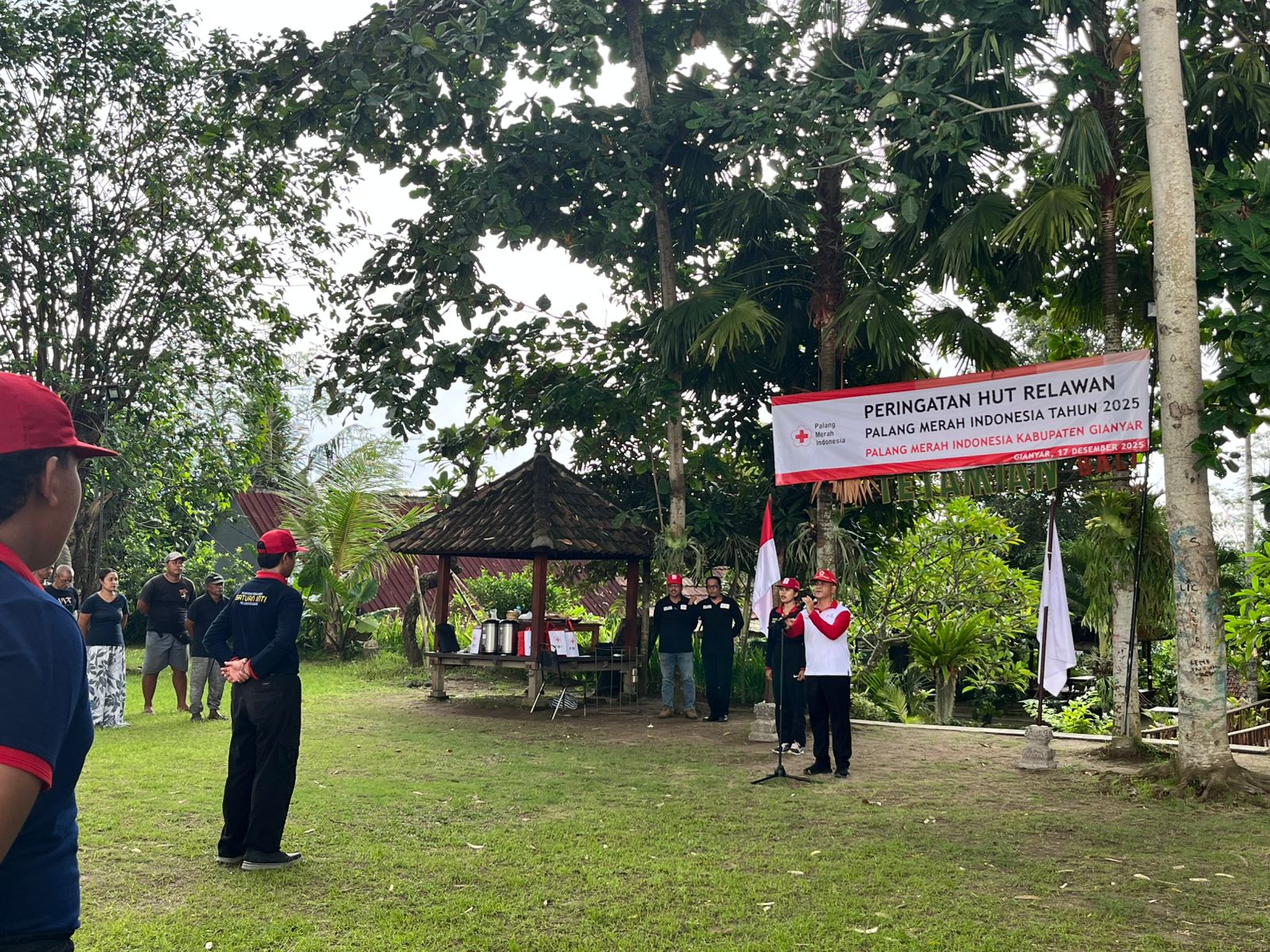 KEMAH : Kemah bakti sosial PMI Gianyar di kawasan Tetamian, Desa Batuan, Kecamatan Sukawati.