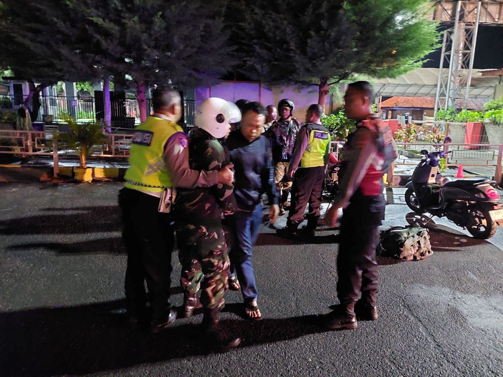 Pelaku curanmor saat diamankan di kawasan Pelabuhan Gilimanuk, Kecamatan Melaya, Jembrana, Selasa (16/12/2025).