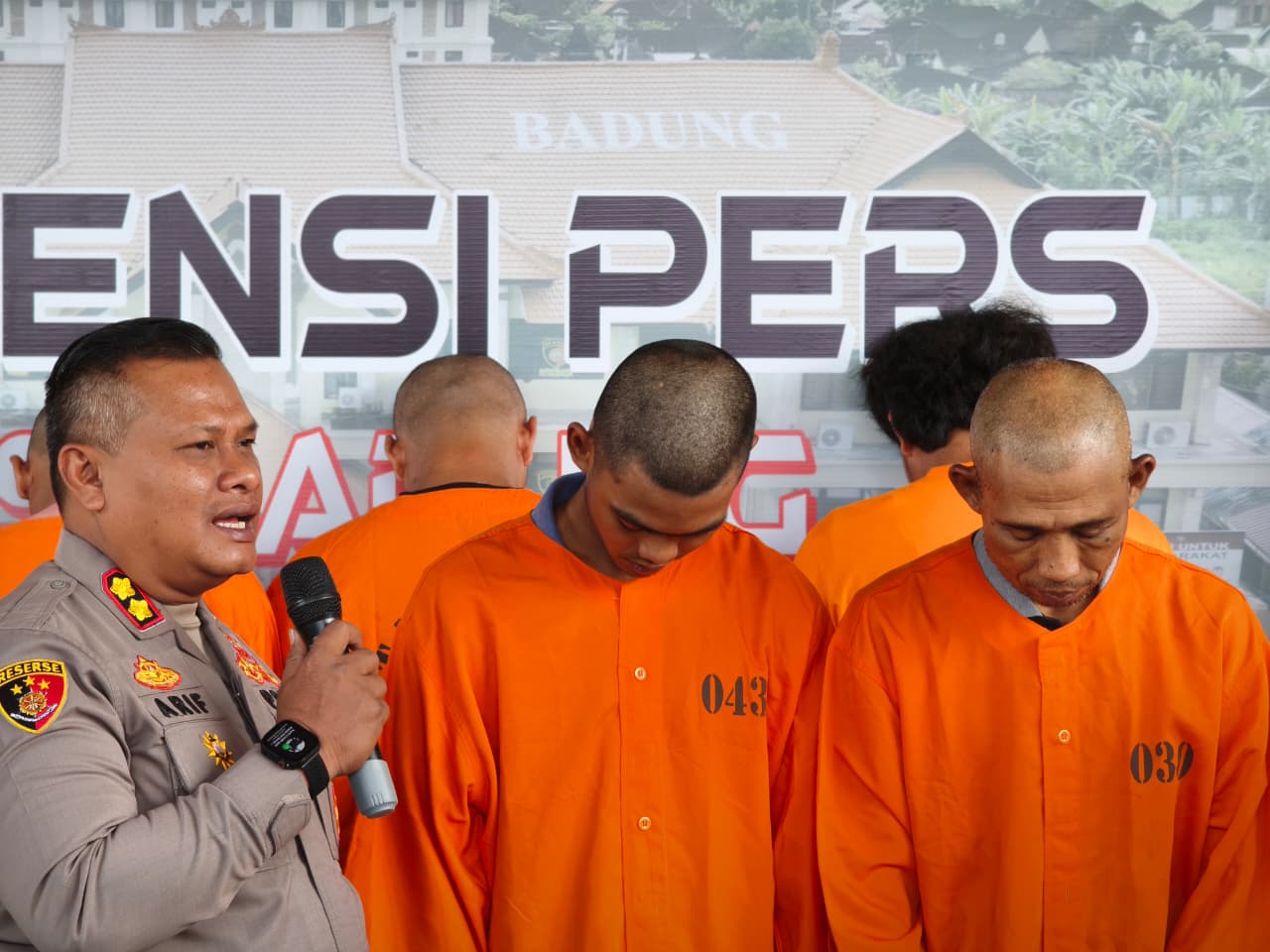 Pelaku pencurian yang menyasar pura MH alias Husaini, 22, dan M alias Taufik, 53, ditahan Polres Badung.
