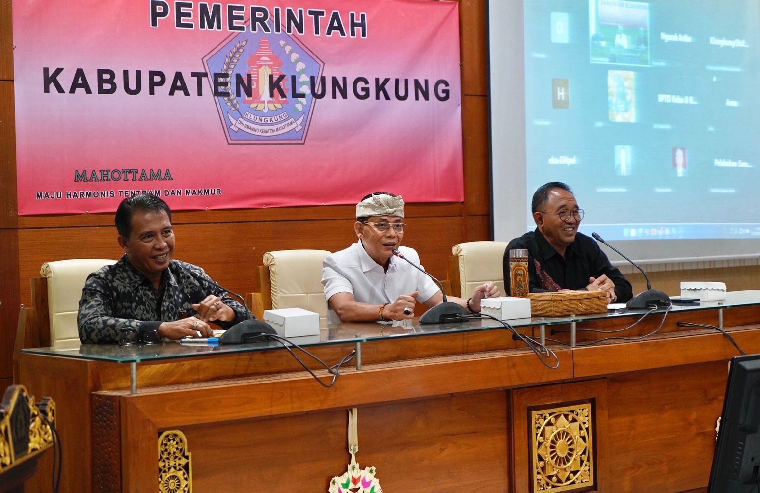 Bupati Klungkung I Made Satria (tengah) mengungkap hasil kajian pelabuhan yang rencananya berlokasi di Desa Pesinggahan.