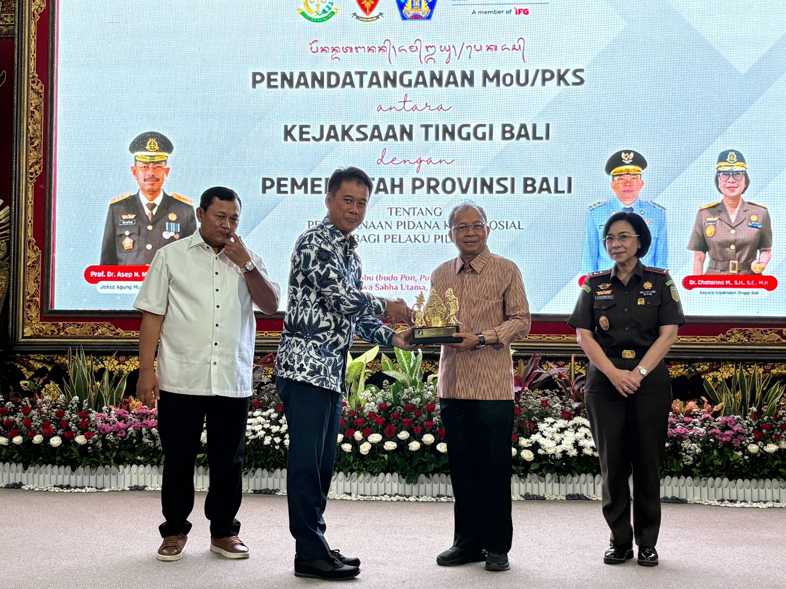 DUKUNGAN: Penandatanganan Nota Kesepahaman antara Kejati Bali dan Pemprov Bali serta penandatanganan kerja sama antara Kejari se-Bali dengan pemerintah kabupaten/kota se-Bali